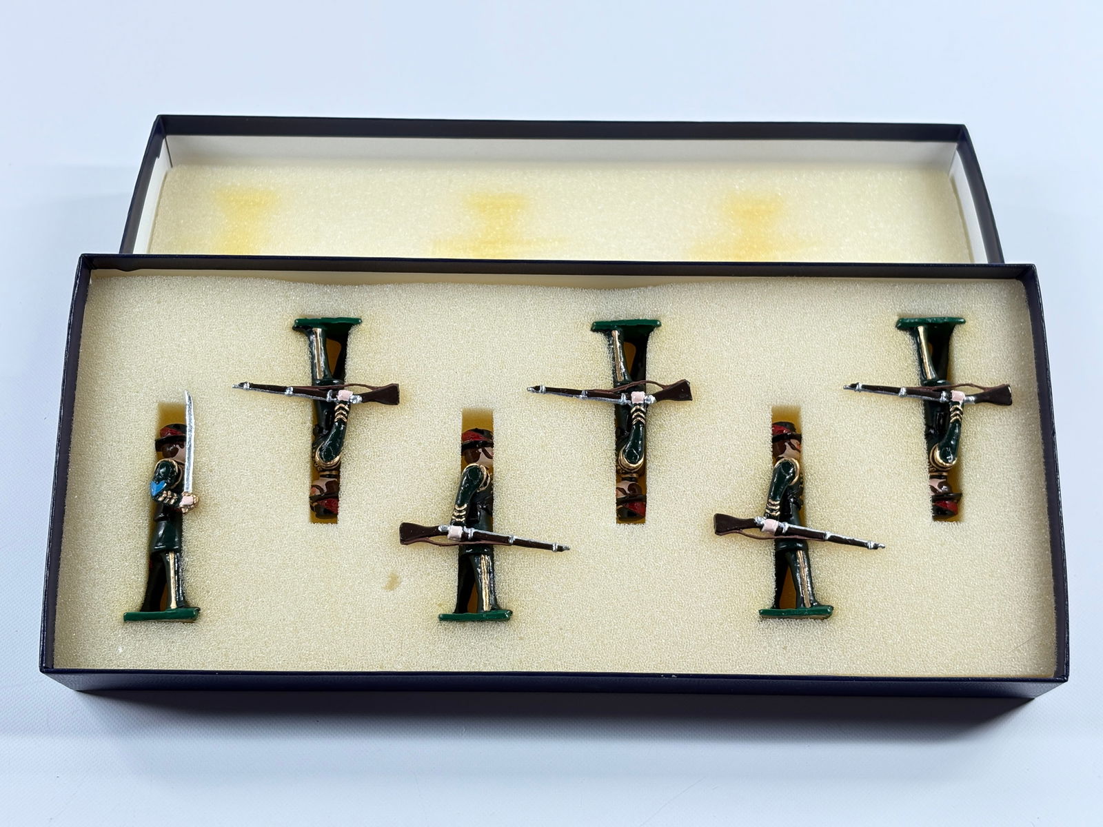 EDMUNDS NORFOLK VIRGINIA RIFLES FULL DRESS: REMAINS IN VERY GOOD CONDITION, SHOWING SOME WEAR FROM INSERT, NEED WIPED DOWN. BOX SHOWING SOME WEAR.