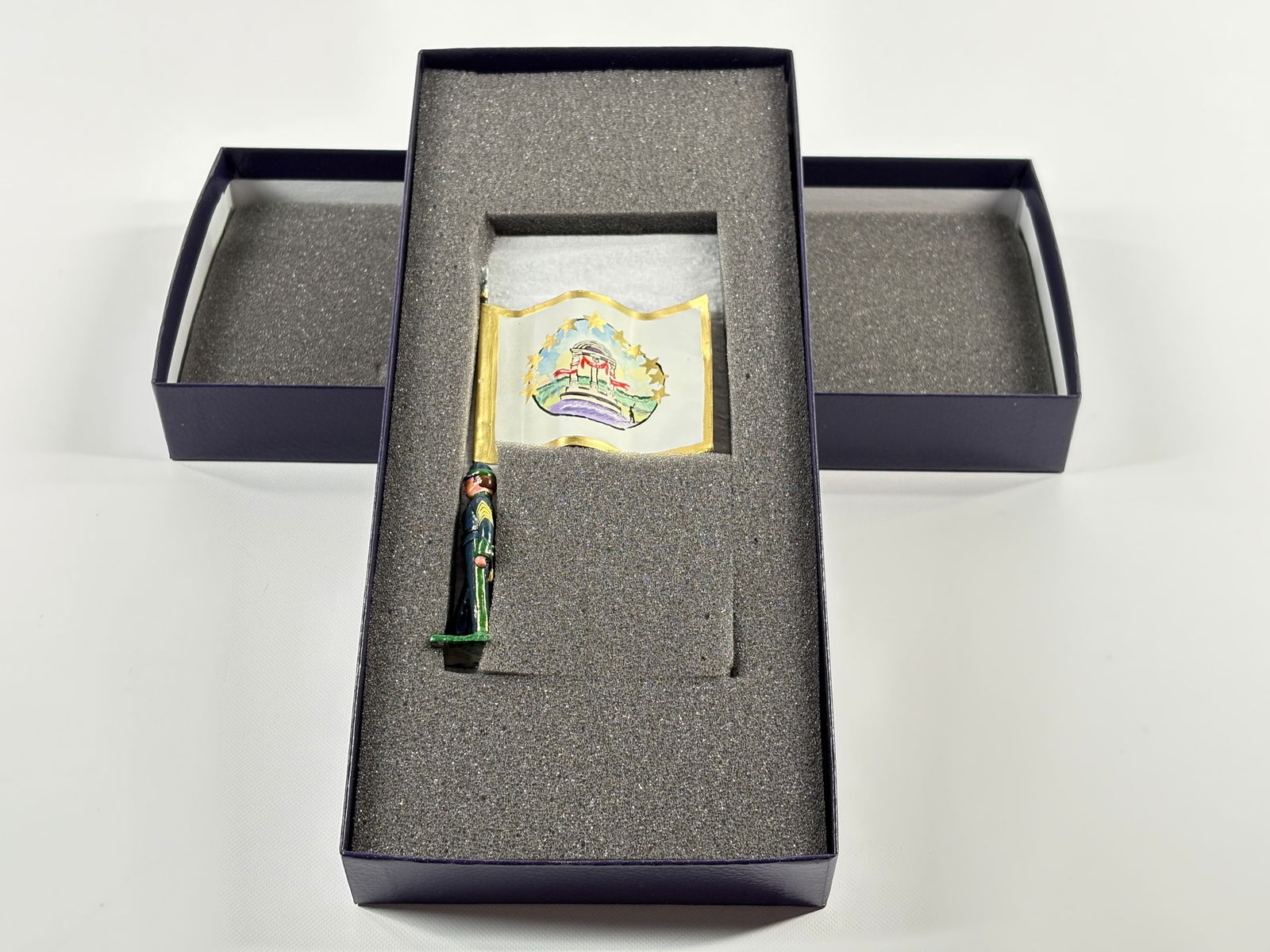 EDMUNDS IRISH JASPER GREENS GEORGIA FLAG: REMAINS IN VERY GOOD CONDITION, SHOWING SOME WEAR FROM INSERT, NEED WIPED DOWN. BOX SHOWING SOME WEAR.