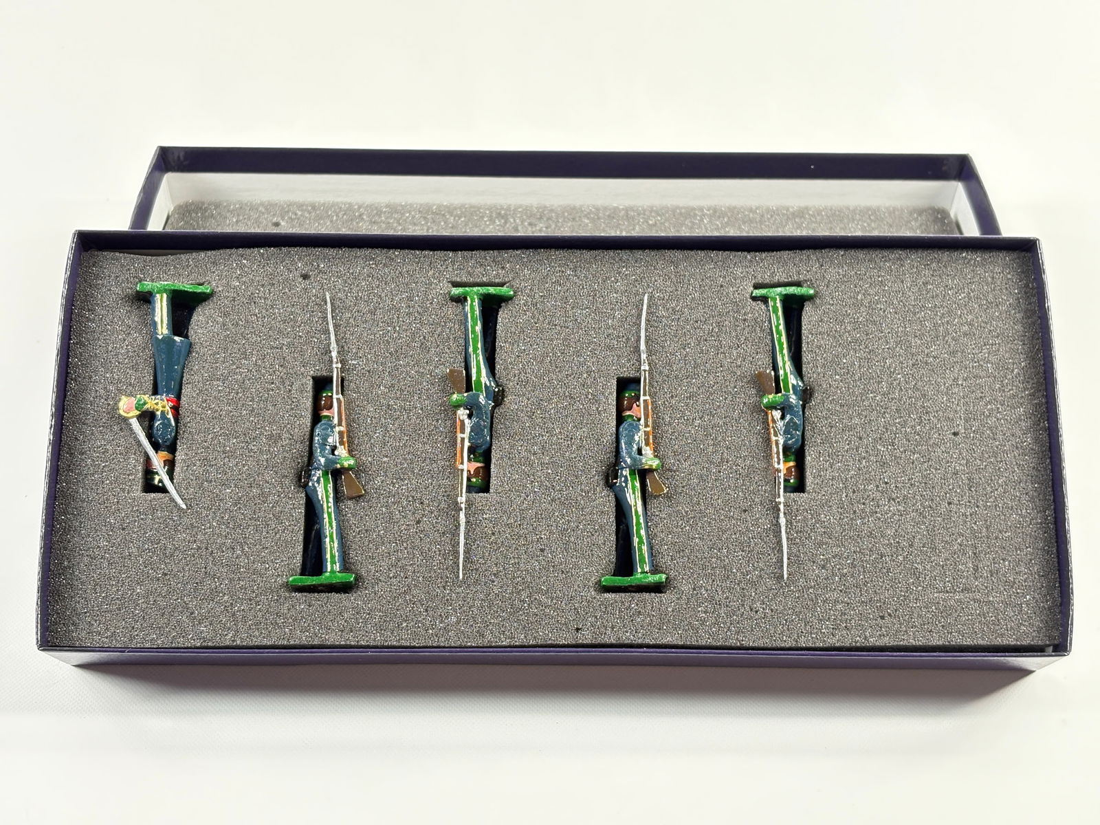 EDMUNDS IRISH JASPER GREENS GEORGIA 1861: REMAINS IN VERY GOOD CONDITION, SHOWING SOME WEAR FROM INSERT, NEED WIPED DOWN. BOX SHOWING SOME WEAR.