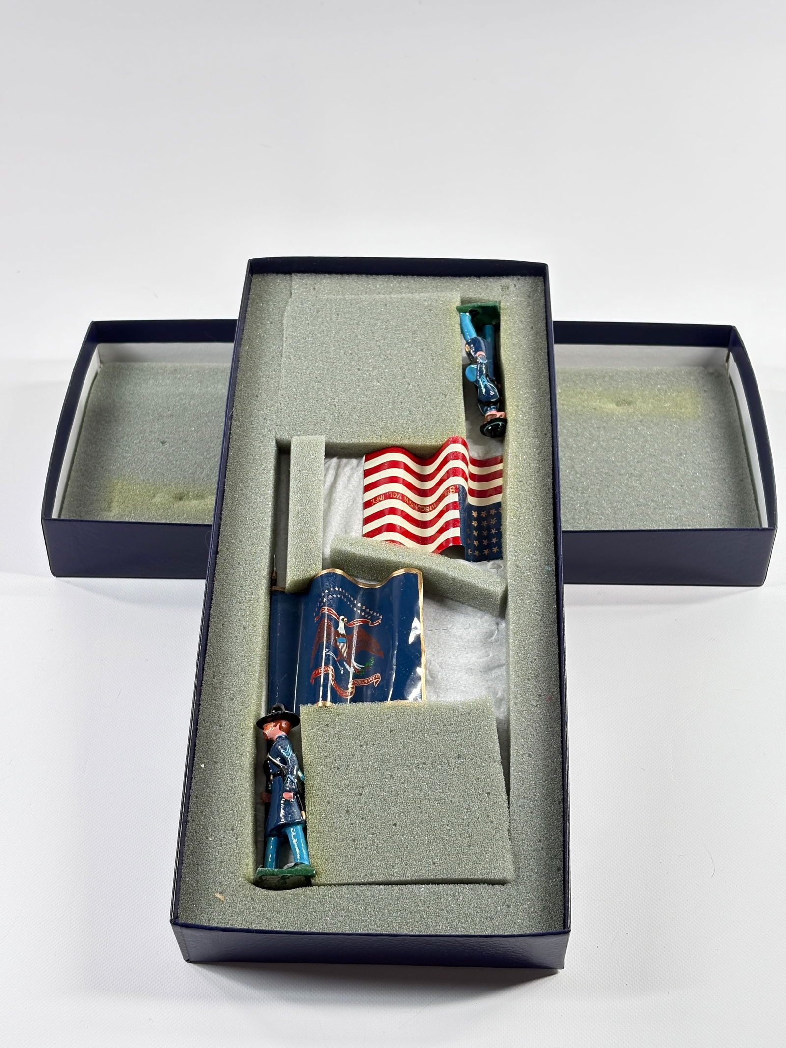 EDMUNDS 8TH WISCONSIN REGT. EDITION B TWO FLAGS (1 of 5)