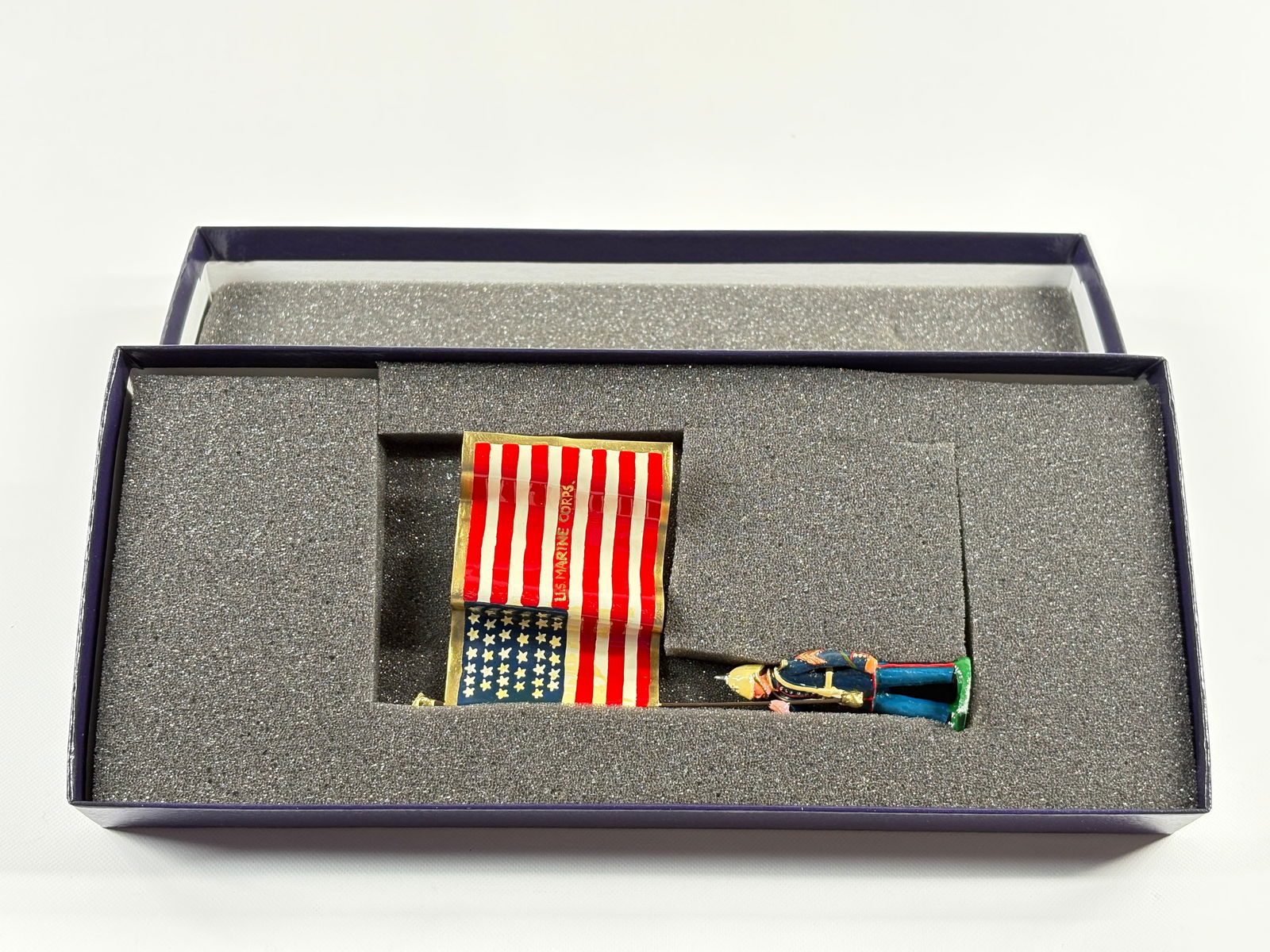 EDMUNDS US MARINE CORPS FULL DRESS W/ FLAG: REMAINS IN VERY GOOD CONDITION, SHOWING SOME WEAR FROM INSERT, NEED WIPED DOWN. BOX SHOWING SOME WEAR.