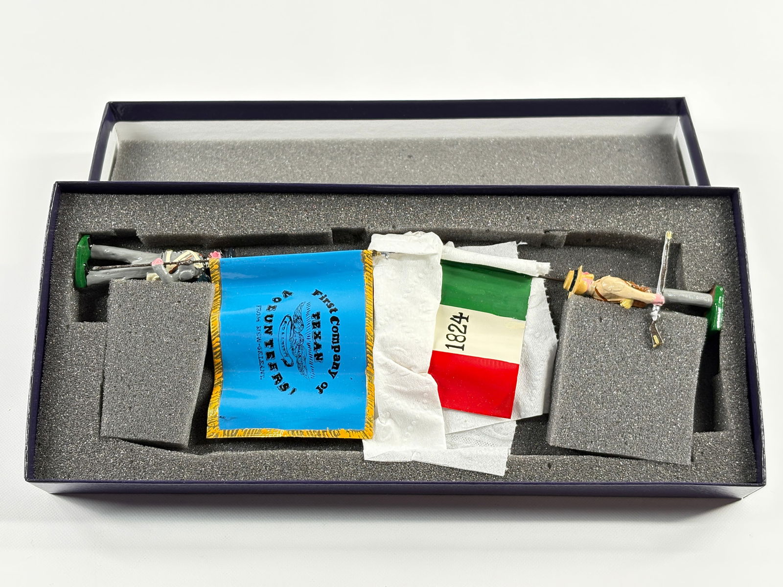 EDMUNDS THE ALAMO TEXAS INDEPENDENCE FLAGS: REMAINS IN VERY GOOD CONDITION, SHOWING SOME WEAR FROM INSERT, NEED WIPED DOWN. BOX SHOWING SOME WEAR.