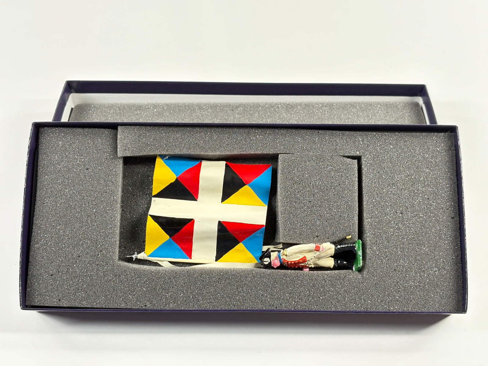 EDMUNDS FUSILIER SAINTONGE REGIMENT FLAG: REMAINS IN VERY GOOD CONDITION, SHOWING SOME WEAR FROM INSERT, NEED WIPED DOWN. BOX SHOWING SOME WEAR.