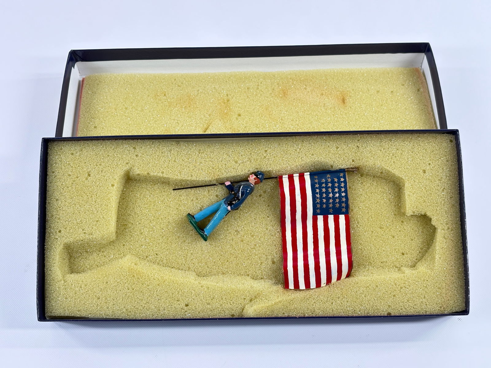 EDMUNDS US INFANTRY REGT. EDITION B FLAG: REMAINS IN VERY GOOD CONDITION, SHOWING SOME WEAR FROM INSERT, NEED WIPED DOWN. BOX SHOWING SOME WEAR.