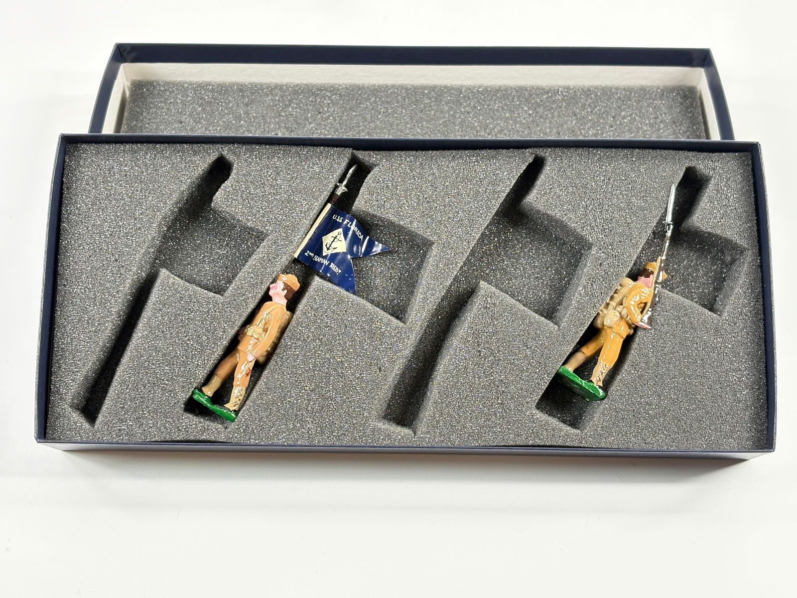 EDMUNDS SPECIAL PAINT US NAVY VERA CRUZ W/ FLAG: REMAINS IN VERY GOOD CONDITION, SHOWING SOME WEAR FROM INSERT, NEED WIPED DOWN. BOX SHOWING SOME WEAR.