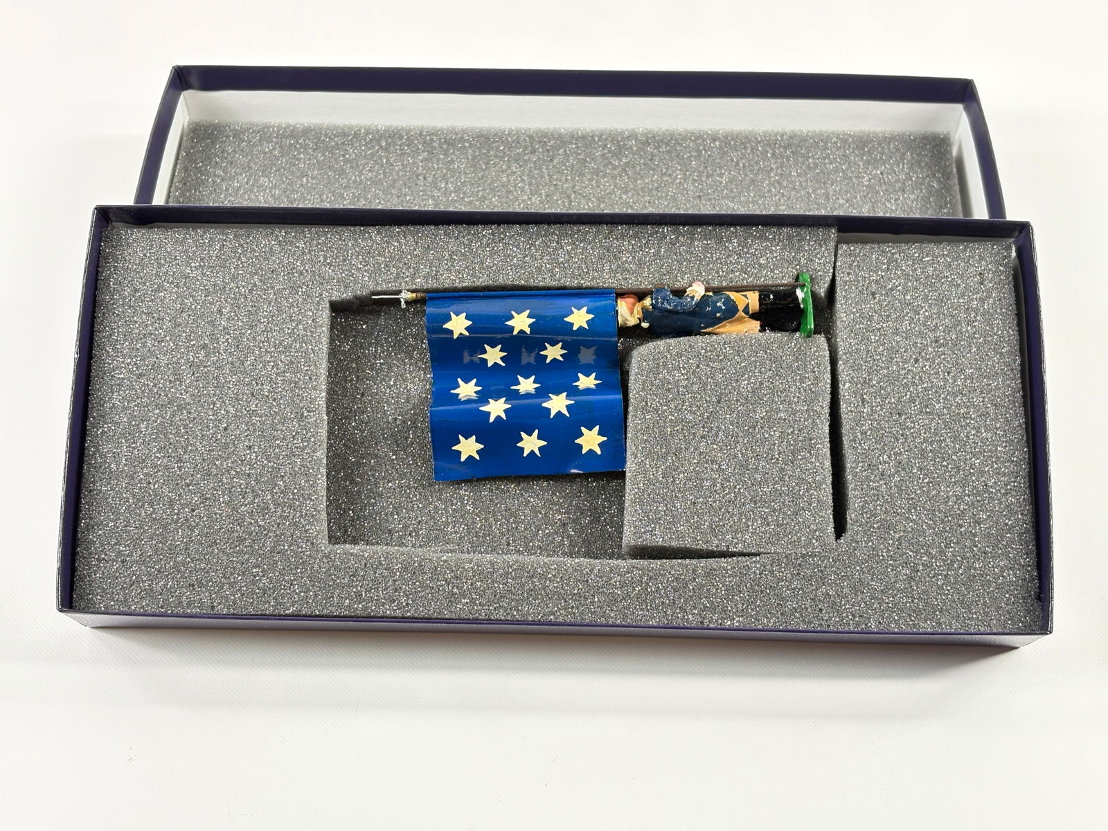 EDMUNDS COMMAND IN CHIEF'S GUARD WASHINGTON FLAG: REMAINS IN VERY GOOD CONDITION, SHOWING SOME WEAR FROM INSERT, NEED WIPED DOWN. BOX SHOWING SOME WEAR.