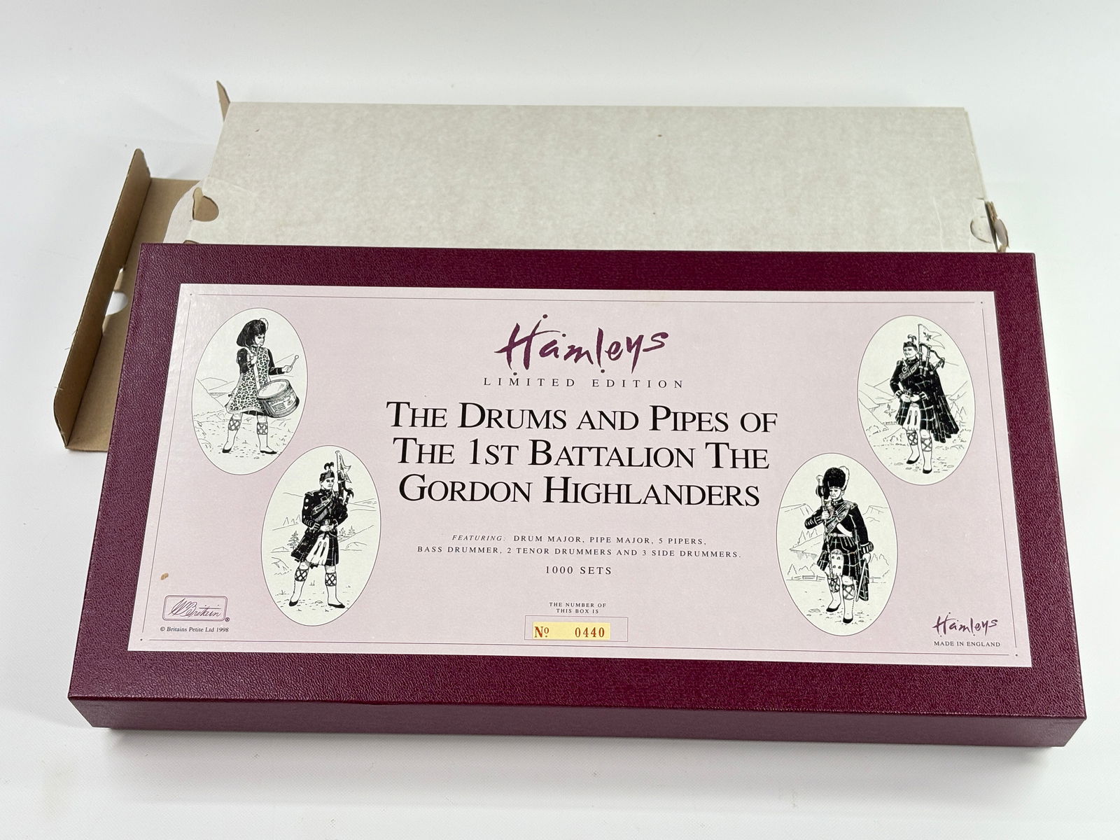 W. BRITAIN DRUMS & PIPES 1ST BATTALION GORDON HIGHLANDERS: REMAINS IN VERY GOOD CONDITION WITH BOX. BOX SHOWING ONLY SOME STORAGE WEAR.