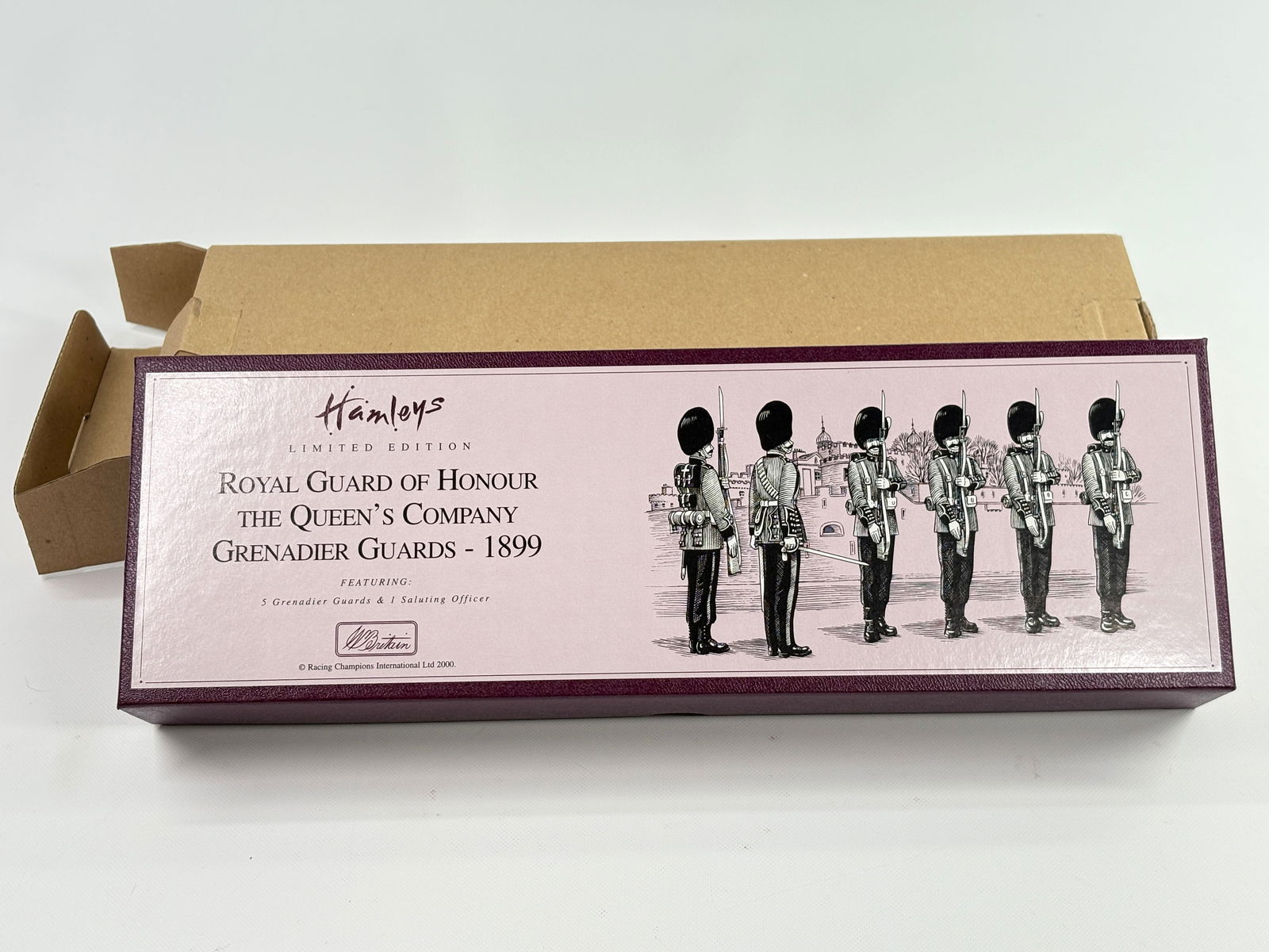 W. BRITAIN HAMLEYS LE ROYAL GUARD HONOUR QUEEN'S GRENADIER GUARDS (1 of 5)