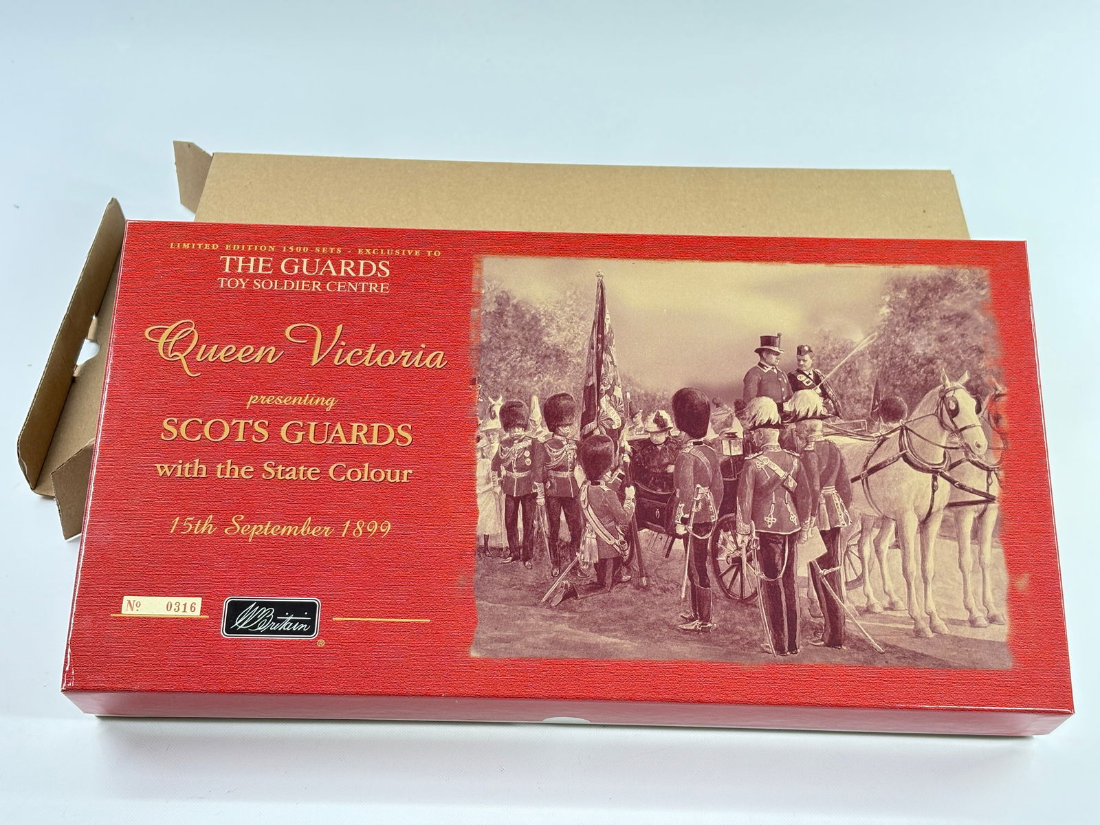 W. BRITAIN PIPES & DRUMS OF THE SCOTS GUARDS: REMAINS IN VERY GOOD CONDITION WITH BOX. BOX SHOWING ONLY SOME STORAGE WEAR.