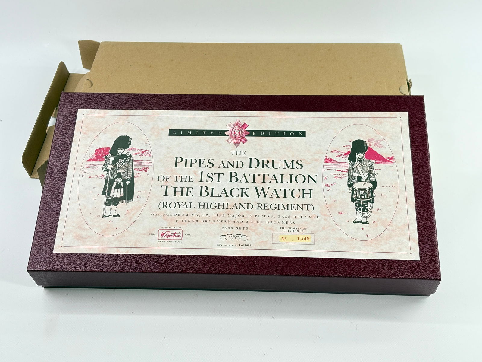 W. BRITAIN PIPES & DRUMS 1ST BATTALION BLACK WATCH: REMAINS IN VERY GOOD CONDITION WITH BOX. BOX SHOWING ONLY SOME STORAGE WEAR.