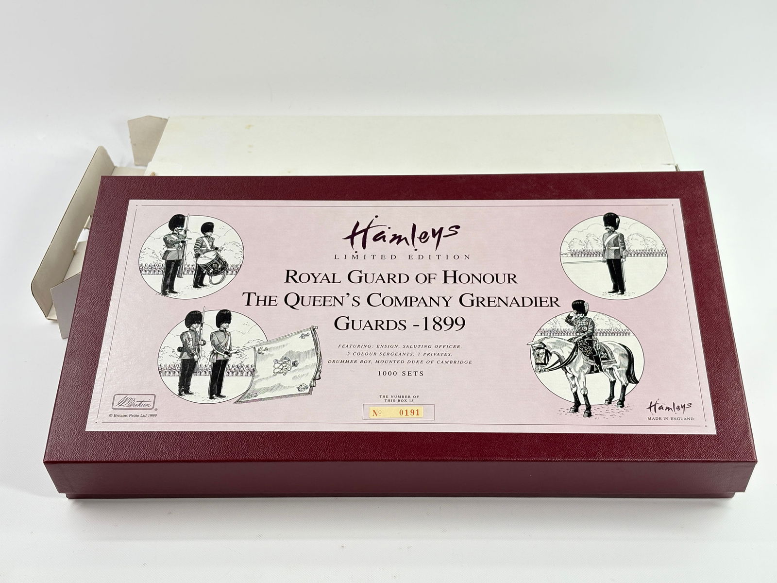 W. BRITAIN HAMLEY ROYAL GUARD HONOUR QUEEN'S GRENADIER GUARDS (1 of 5)