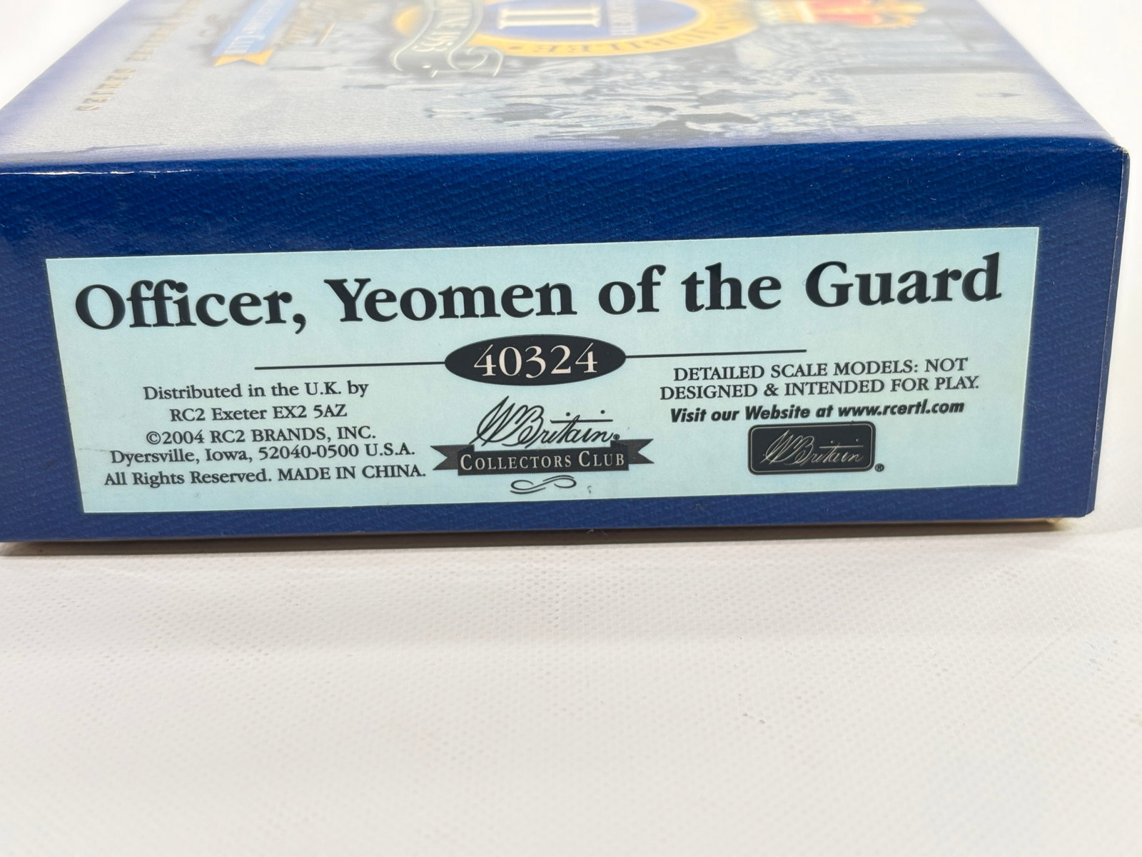 W. BRITAIN CC 40324 OFFICER, YEOMEN OF THE GUARD: REMAINS IN VERY GOOD CONDITION WITH BOX. BOX SHOWING ONLY SOME STORAGE WEAR.