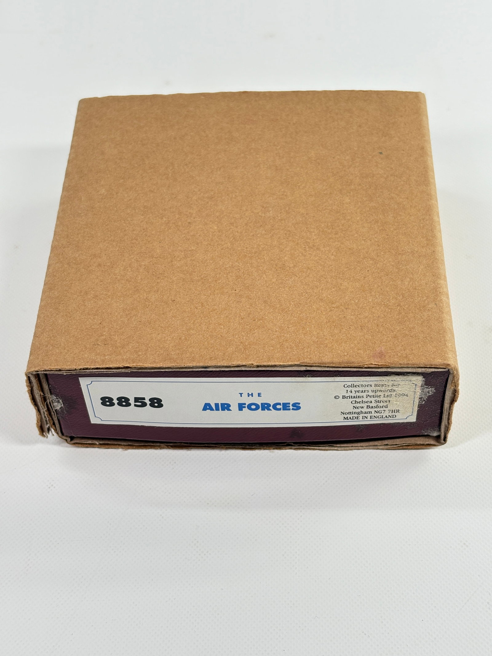 W. BRITAIN 8859 THE AIRBORNE FORCES D-DAY TO VE-DAY: REMAINS IN VERY GOOD CONDITION WITH BOX. BOX SHOWING ONLY SOME STORAGE WEAR.