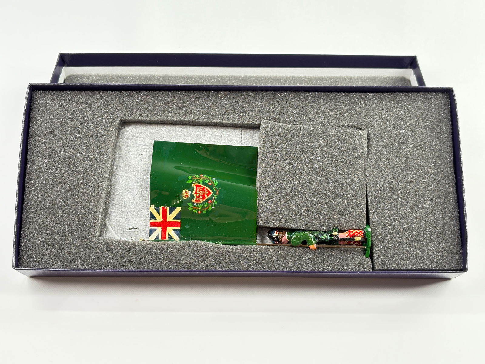 EDMUNDS HIGHLAND CO. QUEENS RANGERS 1778 FLAG (1 of 4)