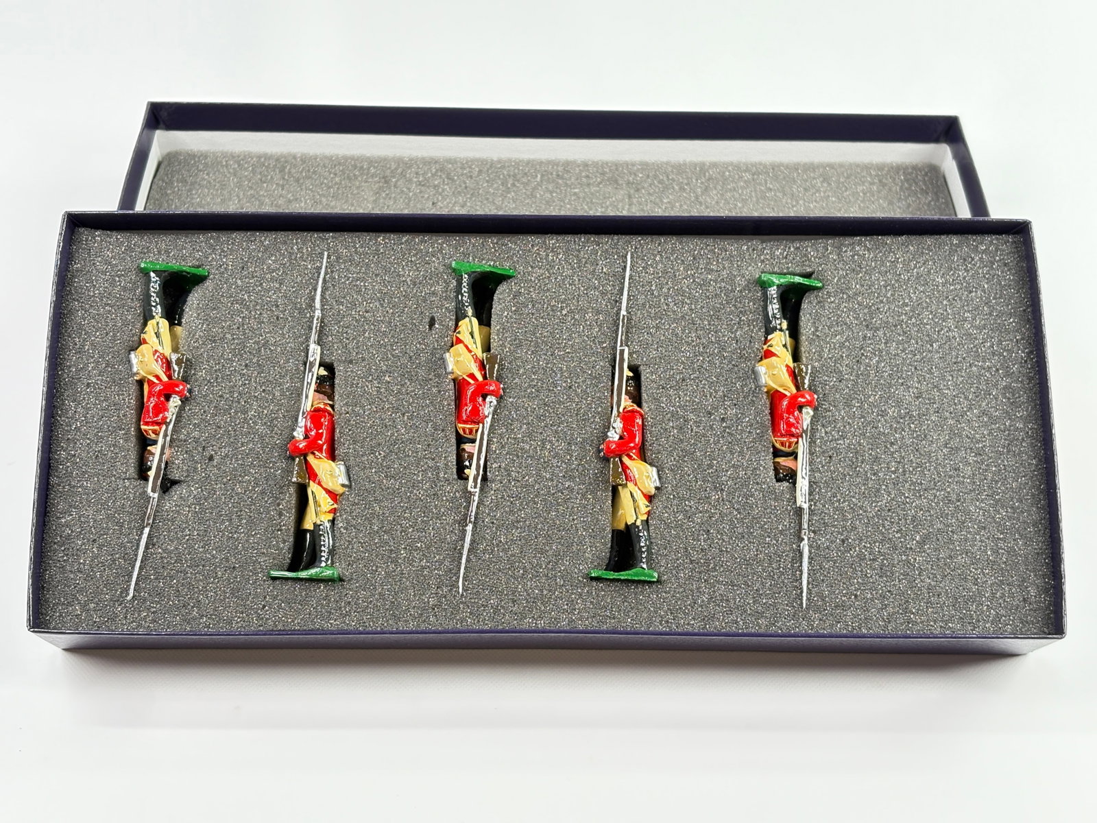 EDMUNDS 23RD REGT. ROYAL WELCH FUSILIERS, 1779: REMAINS IN VERY GOOD CONDITION, SHOWING SOME WEAR FROM INSERT, NEED WIPED DOWN. BOX SHOWING SOME WEAR.