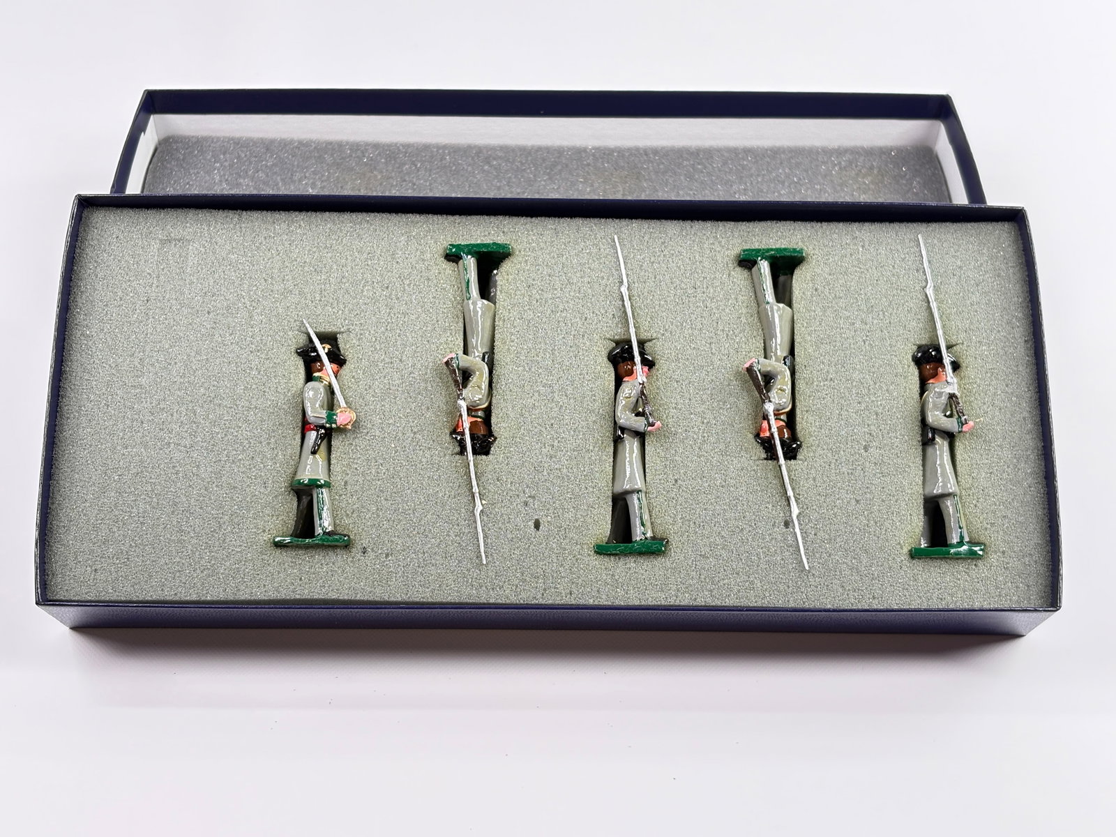 EDMUNDS 1ST REGT. SOUTH CAROLINA RIFLES W/ BOX: REMAINS IN VERY GOOD CONDITION, SHOWING SOME WEAR FROM INSERT, NEED WIPED DOWN. BOX SHOWING SOME WEAR.