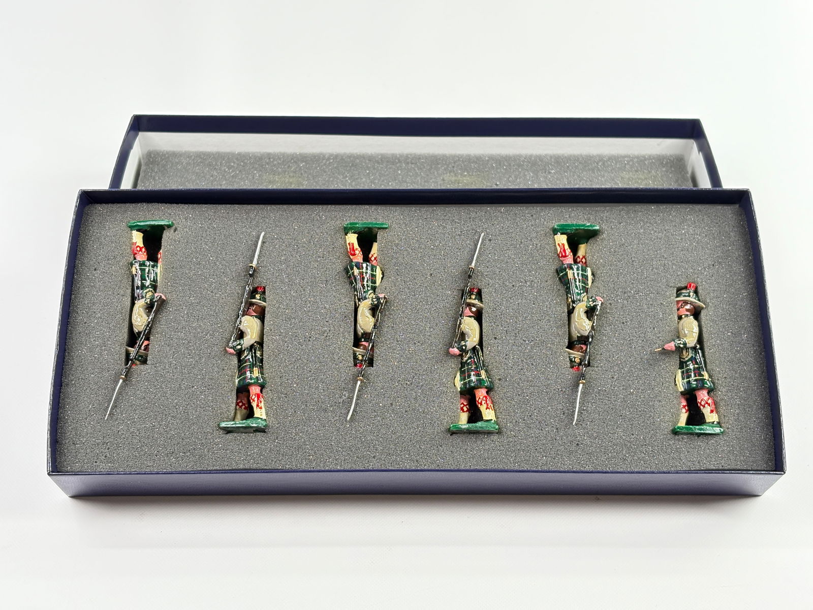 EDMUNDS THE KAFFRARIAN RIFLES (1903-13): REMAINS IN VERY GOOD CONDITION, SHOWING SOME WEAR FROM INSERT, NEED WIPED DOWN. BOX SHOWING SOME WEAR.