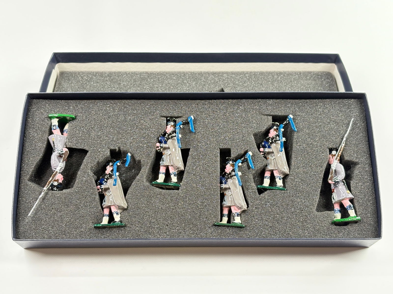 EDMUNDS COMMISSION SET 7TH MIDDLESEX PIPES & DRUMS: REMAINS IN VERY GOOD CONDITION, SHOWING SOME WEAR FROM INSERT, NEED WIPED DOWN. BOX SHOWING SOME WEAR.