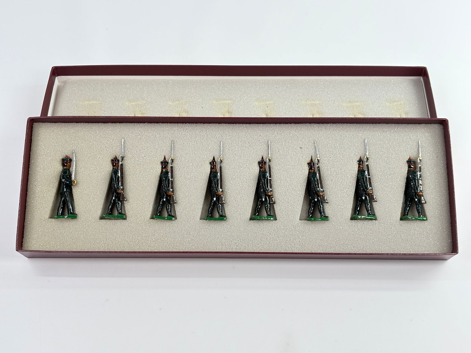 EDMUNDS BRITISH ARMY: 2ND PRINCE OF WALES RIFLES: REMAINS IN VERY GOOD CONDITION, SHOWING SOME WEAR FROM INSERT, NEED WIPED DOWN. BOX SHOWING SOME WEAR.