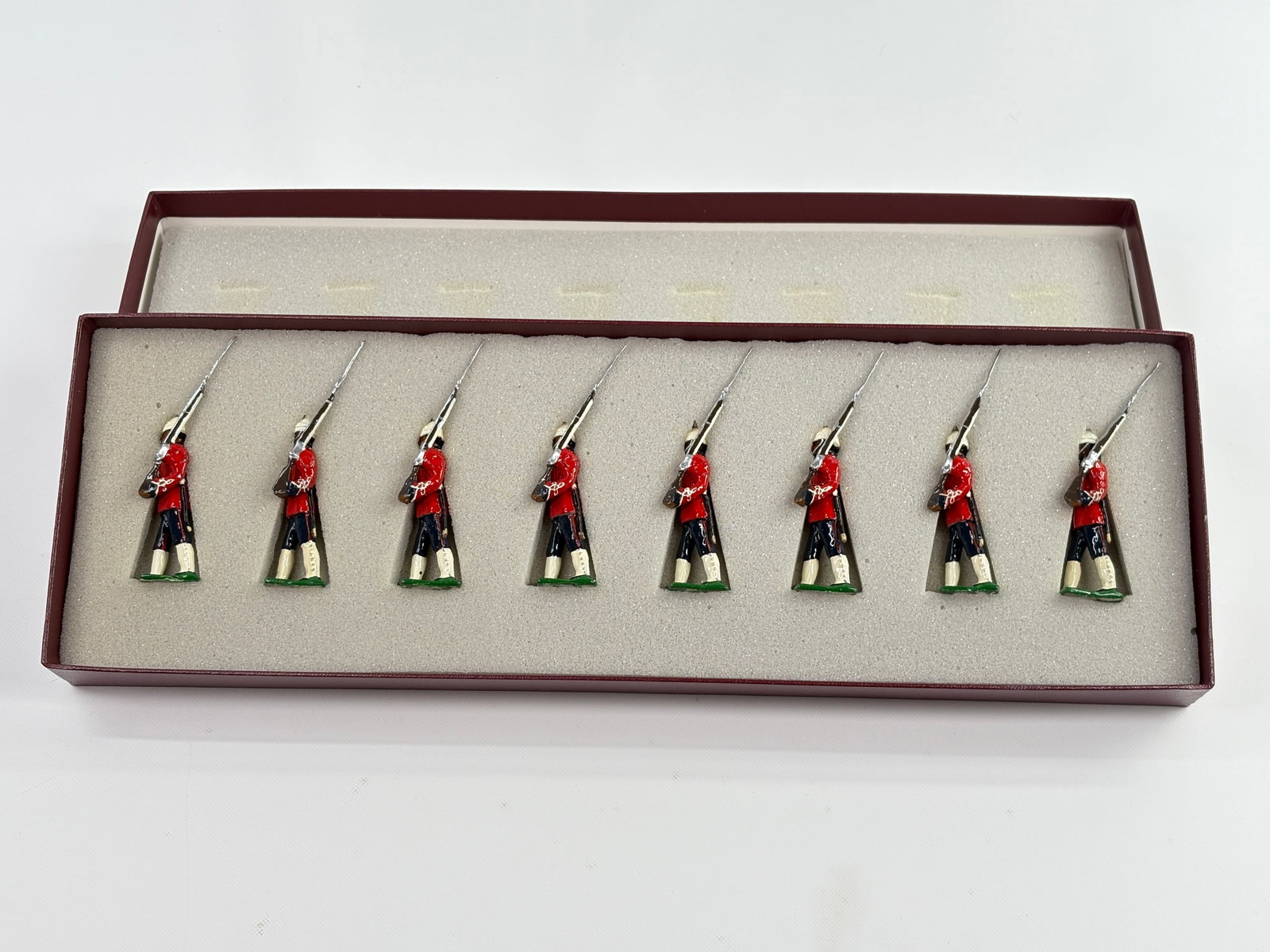 EDMUNDS DIAMOND JUBILEE QUEEN VICTORIA CEYLON INFANTRY: REMAINS IN VERY GOOD CONDITION, SHOWING SOME WEAR FROM INSERT, NEED WIPED DOWN. BOX SHOWING SOME WEAR.