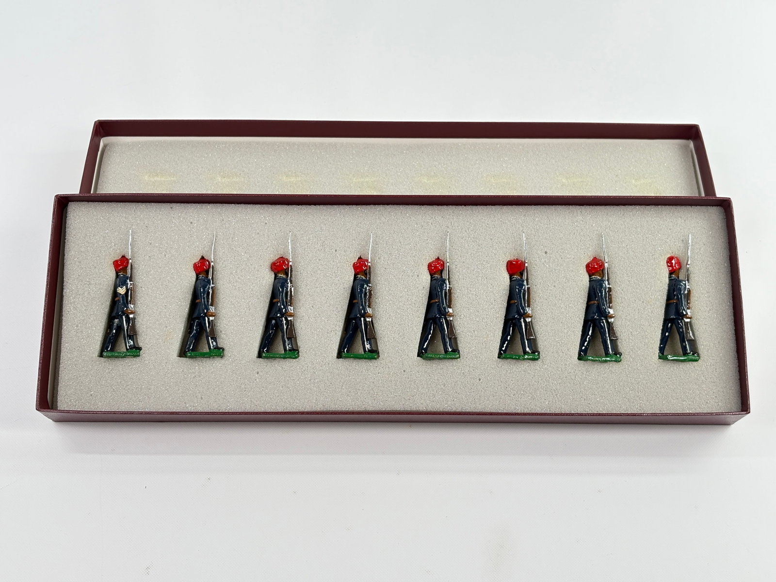 EDMUNDS DIAMOND JUBILEE QUEEN VICTORIA HONG KONG POLICE: REMAINS IN VERY GOOD CONDITION, SHOWING SOME WEAR FROM INSERT, NEED WIPED DOWN. BOX SHOWING SOME WEAR.