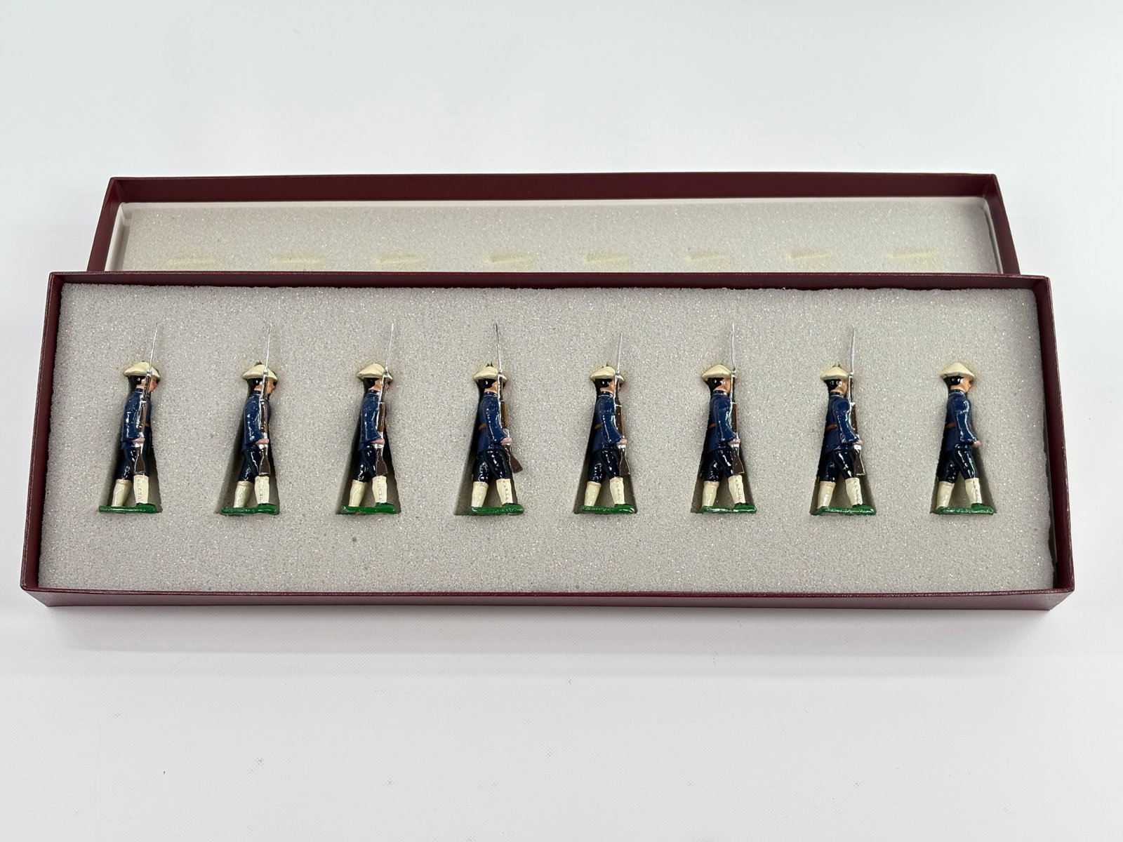 EDMUNDS DIAMOND JUBILEE QUEEN VICTORIA HONG KONG POLICE: REMAINS IN VERY GOOD CONDITION, SHOWING SOME WEAR FROM INSERT, NEED WIPED DOWN. BOX SHOWING SOME WEAR.