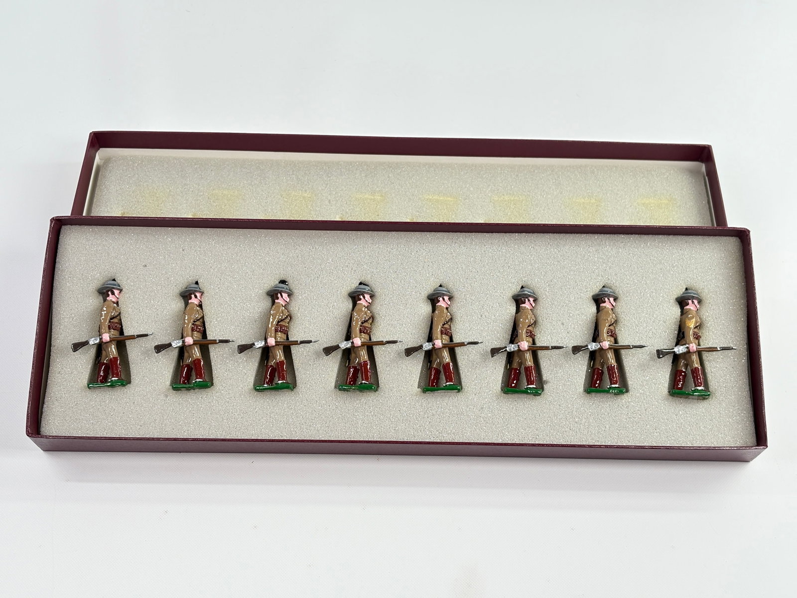 EDMUNDS DIAMOND JUBILEE QUEEN VICTORIA NATAL MOUNTED: REMAINS IN VERY GOOD CONDITION, SHOWING SOME WEAR FROM INSERT, NEED WIPED DOWN. BOX SHOWING SOME WEAR.