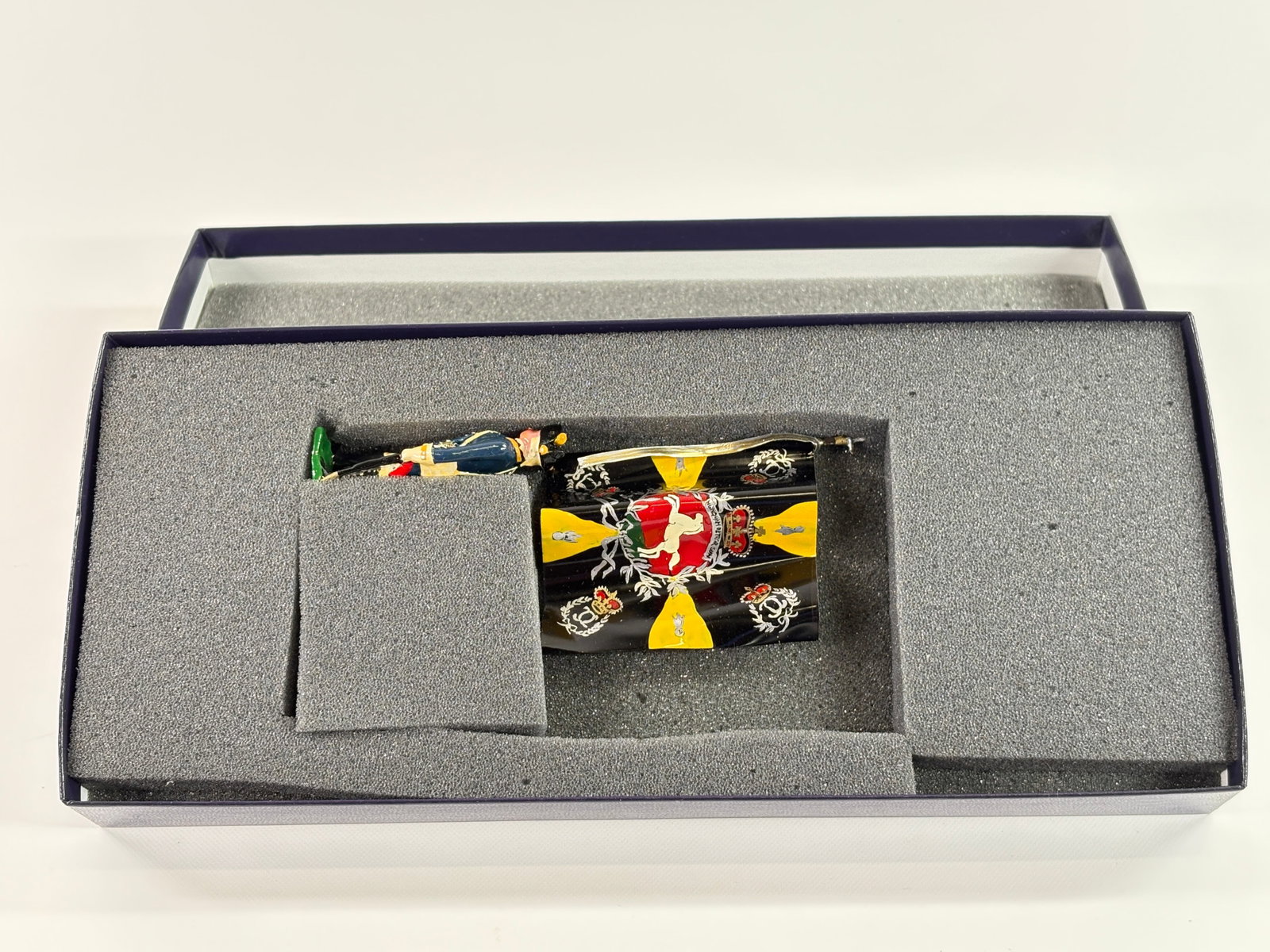 EDMUNDS GRENADIERS, BRUNSWICK PRINZ FRIEDRICH FLAG: REMAINS IN VERY GOOD CONDITION, SHOWING SOME WEAR FROM INSERT, NEED WIPED DOWN. BOX SHOWING SOME WEAR.