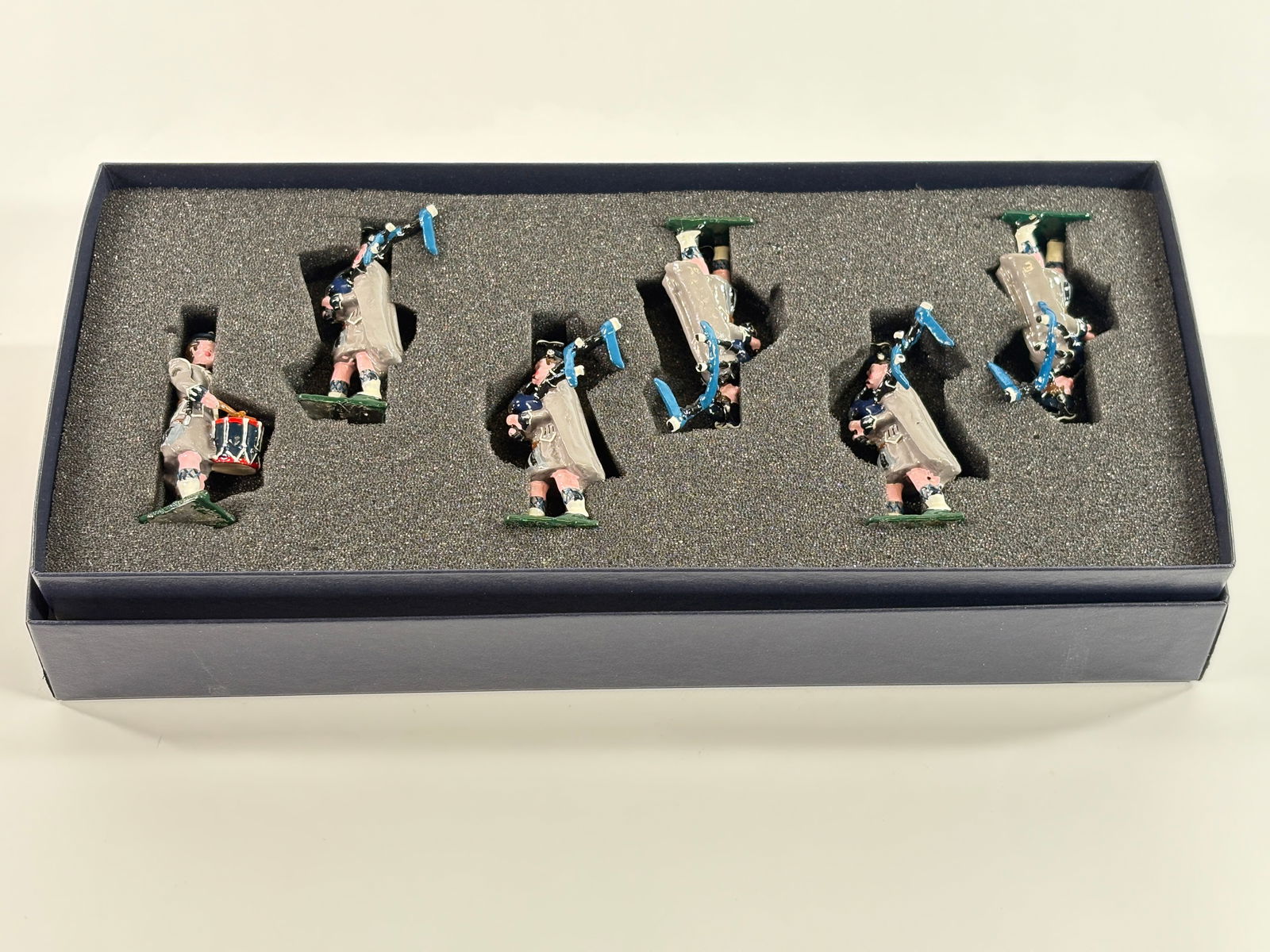 EDMUNDS 7TH MIDDLESEX LONDON SCOTTISH PIPE & DRUMS: REMAINS IN VERY GOOD CONDITION, SHOWING SOME WEAR FROM INSERT, NEED WIPED DOWN. BOX SHOWING SOME WEAR.