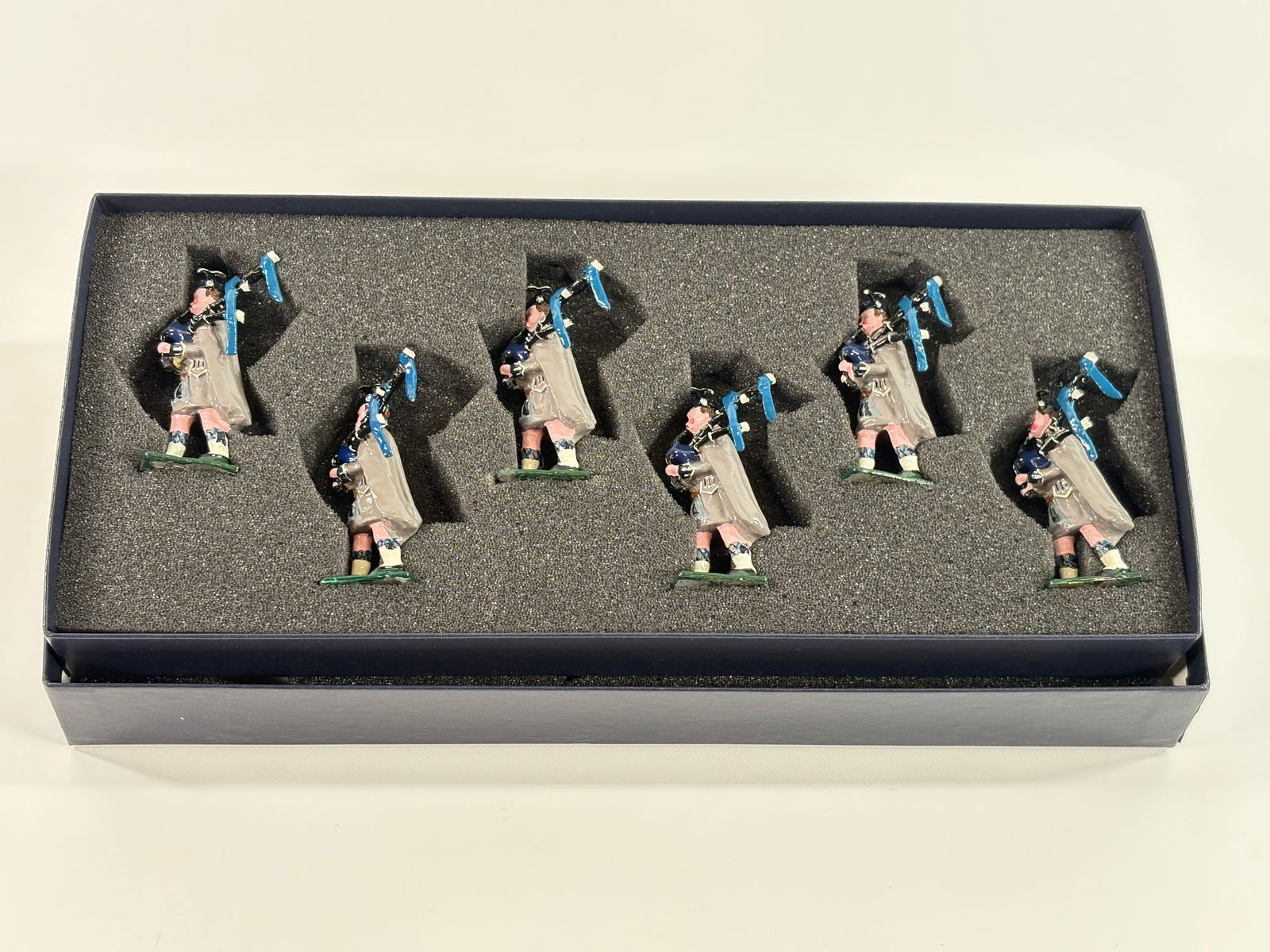 EDMUNDS 7TH MIDDLESEX LONDON SCOTTISH PIPE & DRUMS: REMAINS IN VERY GOOD CONDITION, SHOWING SOME WEAR FROM INSERT, NEED WIPED DOWN. BOX SHOWING SOME WEAR.