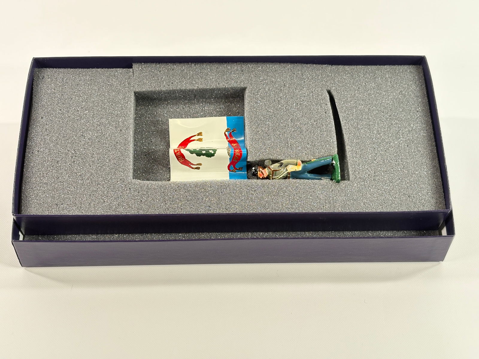 EDMUNDS 18TH MISSISSIPPI BURTS RIFLES, FLAG: REMAINS IN VERY GOOD CONDITION, SHOWING SOME WEAR FROM INSERT, NEED WIPED DOWN. BOX SHOWING SOME WEAR.