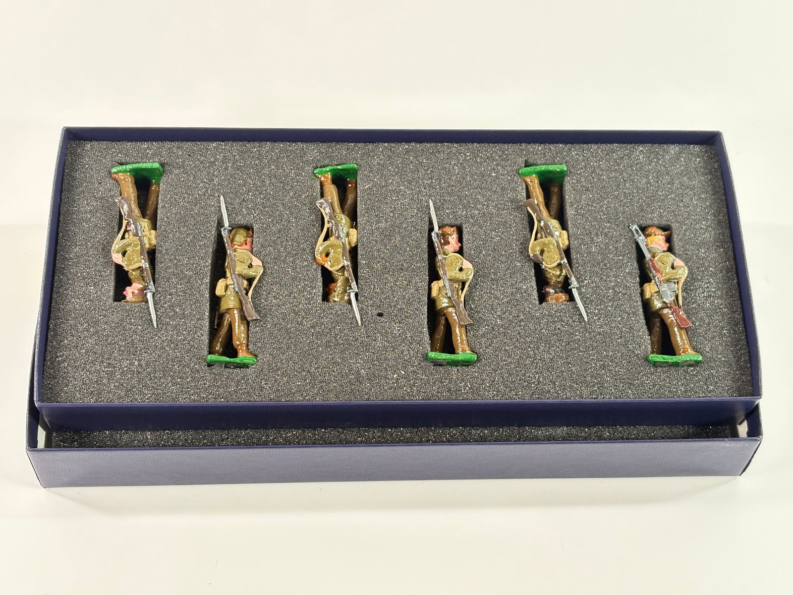 EDMUNDS US ARMY 27TH REGT. WOLFHOUNDS WINTER 1951 KOREA: REMAINS IN VERY GOOD CONDITION, SHOWING SOME WEAR FROM INSERT, NEED WIPED DOWN. BOX SHOWING SOME WEAR.