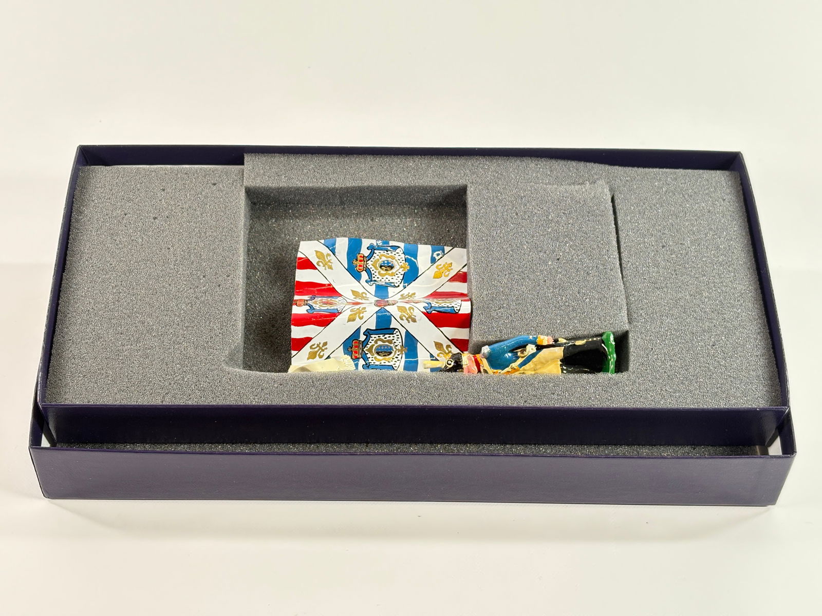 EDMUNDS GRENADIERS, ROYAL DEUX PONTS INF. FLAG: REMAINS IN VERY GOOD CONDITION, SHOWING SOME WEAR FROM INSERT, NEED WIPED DOWN. BOX SHOWING SOME WEAR.