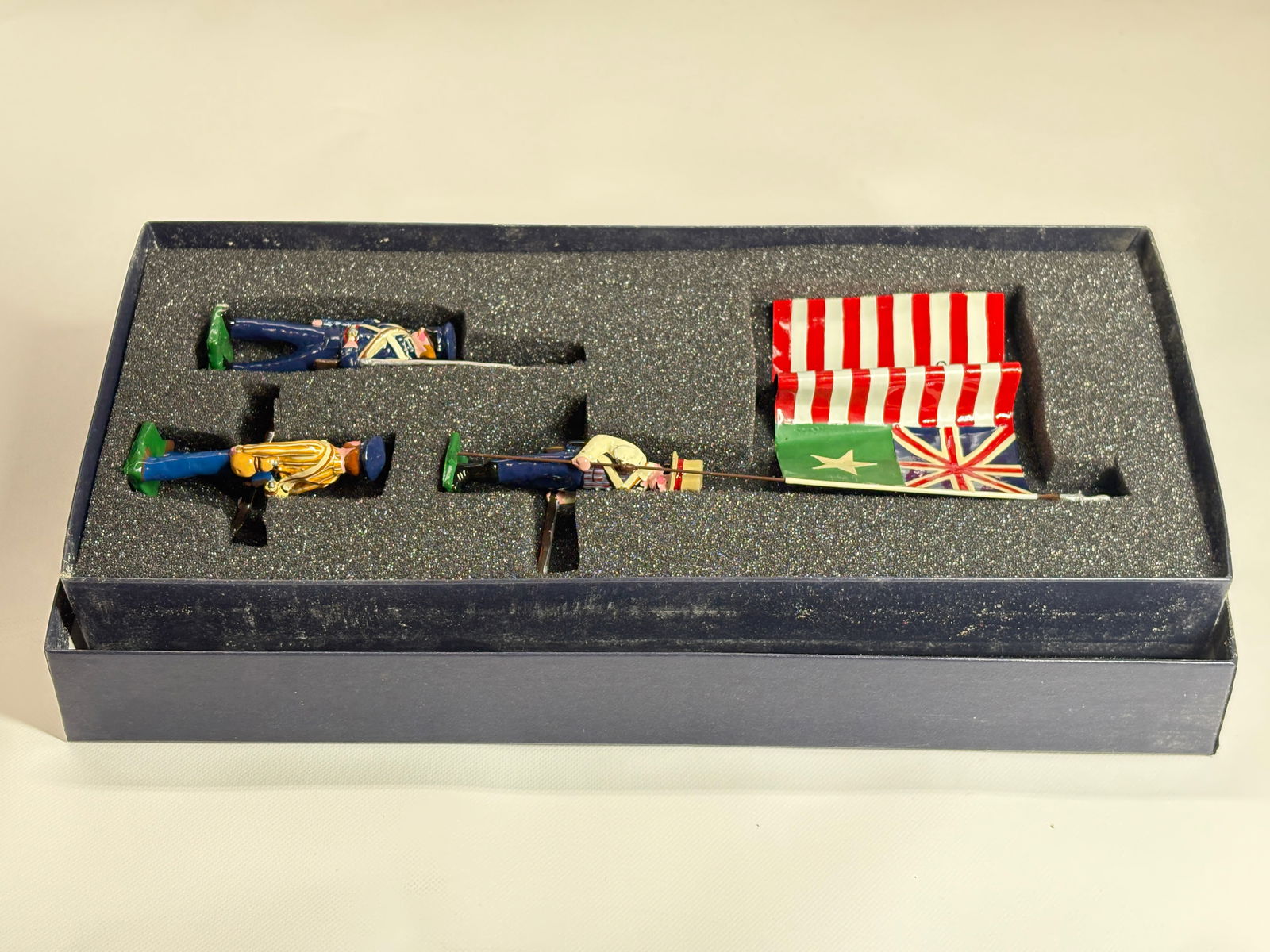 EDMUNDS THE TEXAN ARMY, 1835-46 W/ FLAG: REMAINS IN VERY GOOD CONDITION, SHOWING SOME WEAR FROM INSERT, NEED WIPED DOWN. BOX SHOWING SOME WEAR.