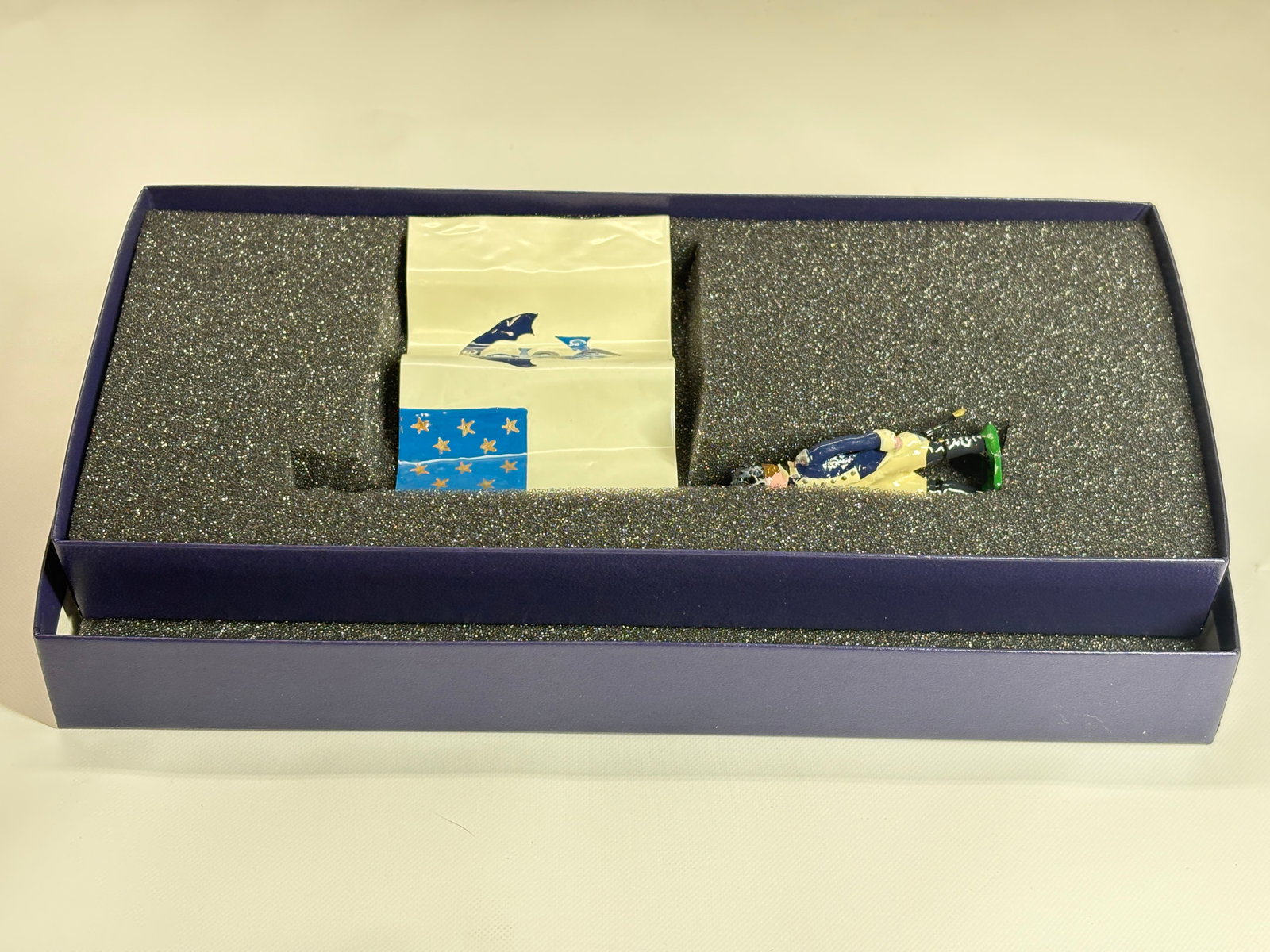 EDMUNDS RHODE ISLAND REGT. 1782-83 FLAG: REMAINS IN VERY GOOD CONDITION, SHOWING SOME WEAR FROM INSERT, NEED WIPED DOWN. BOX SHOWING SOME WEAR.