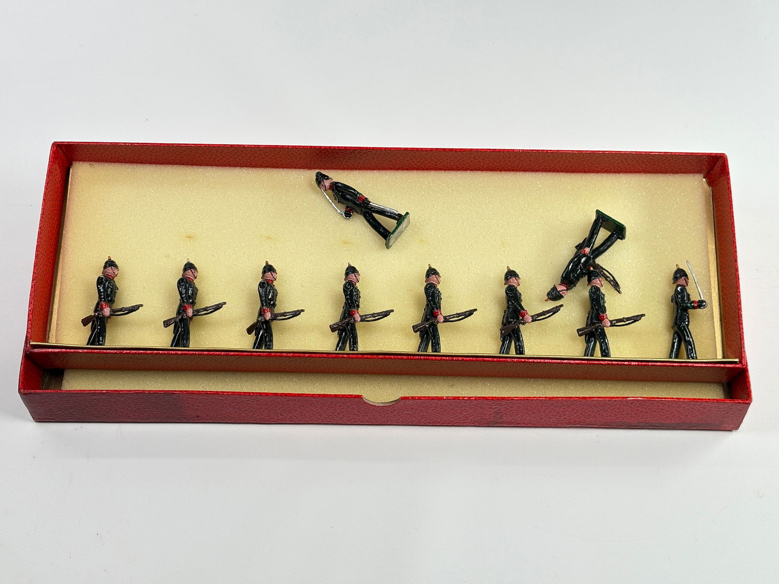 NOSTALGIA TOY SOLDIER NEW SOUTH WALES IRISH RIFLES: REMAINS IN VERY GOOD CLEAN CONDITION. BOX SHOWING SOME TYPICAL STORAGE WEAR.