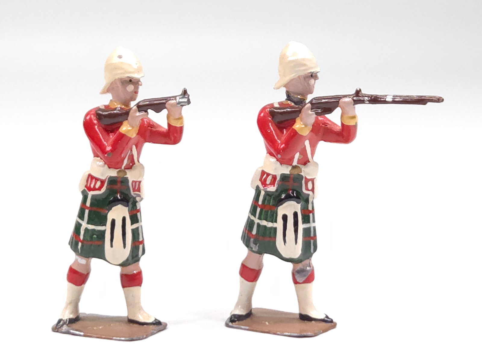 PAIR OF LEAD CAMERON HIGHLANDERS W/ RIFLES: REMAINS IN VERY GOOD CONDITION, SHOWING ONLY SOME TYPICAL WEAR.