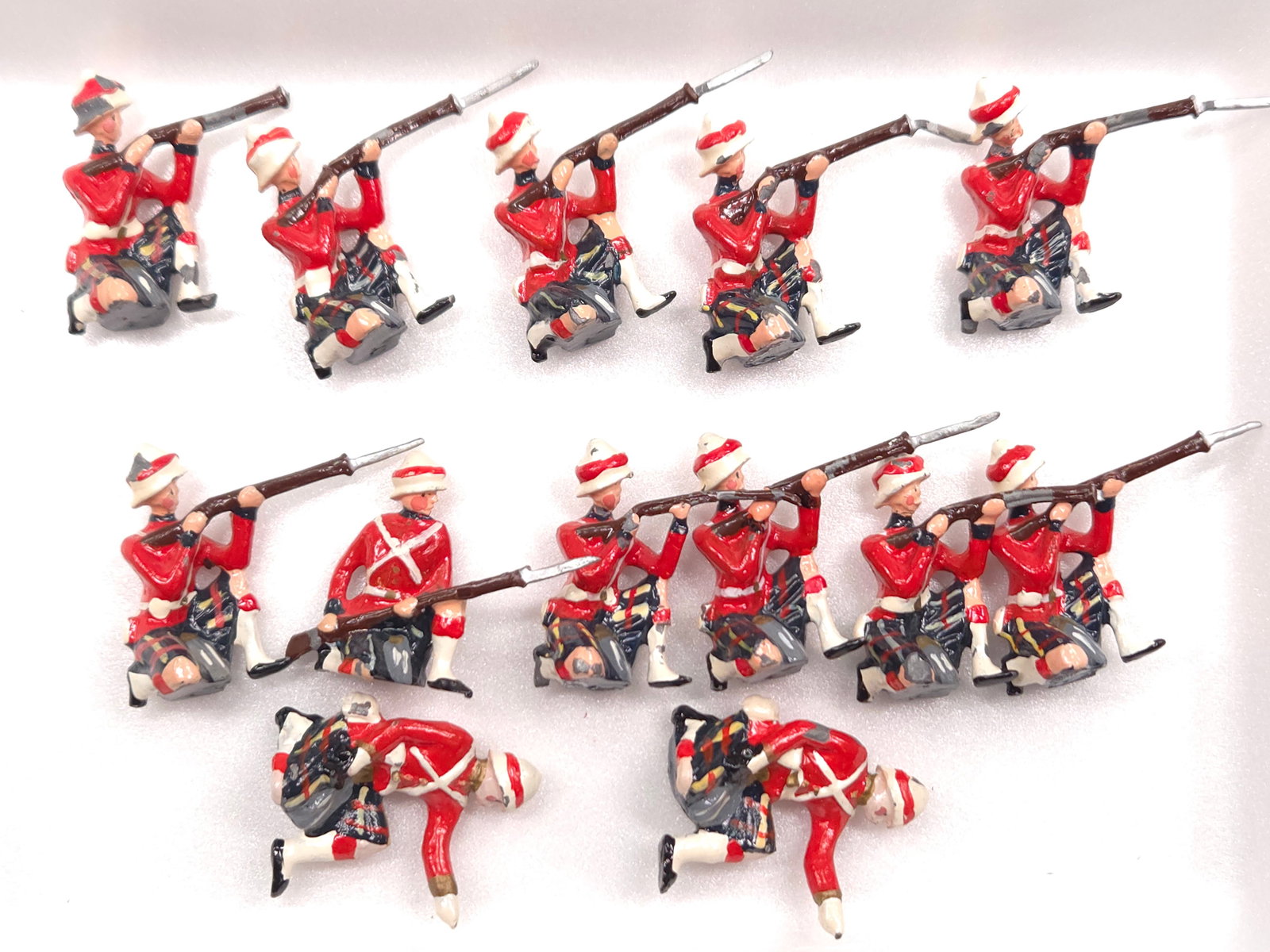 13) CAMERON HIGHLANDERS W/ RIFLES: REMAINS IN VERY GOOD CONDITION, SHOWING ONLY SOME TYPICAL WEAR.