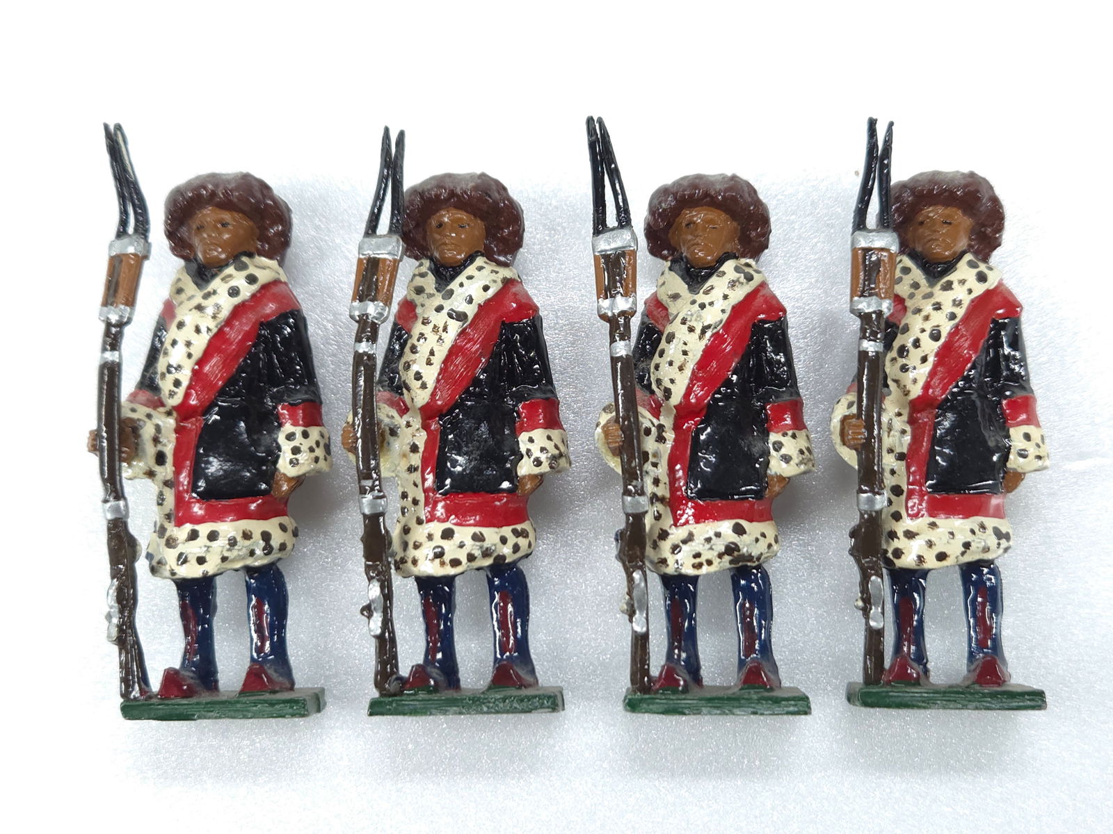 SET OF 4 NOSTALGIA MODELS GUARD SOLDIERS (1 of 4)