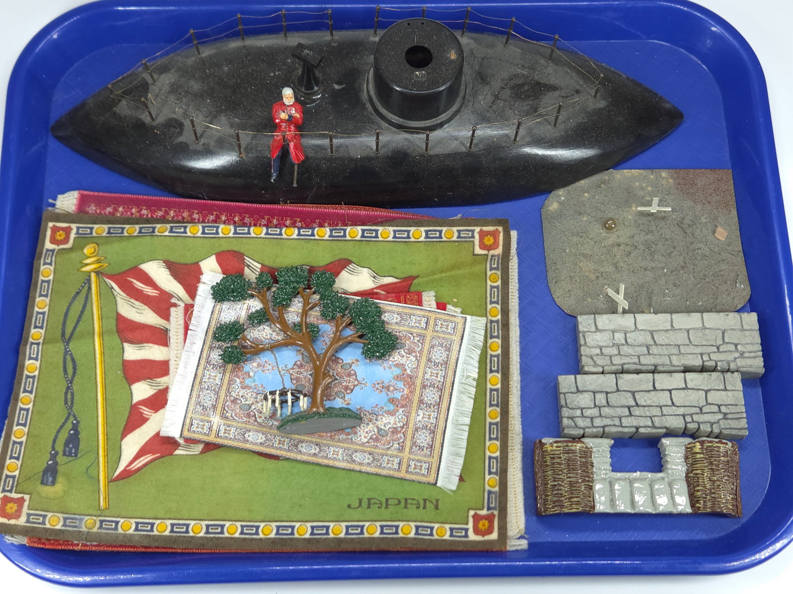 VARIOUS LEAD SOLDIER DIORAMA ACCESSORIES (1 of 4)