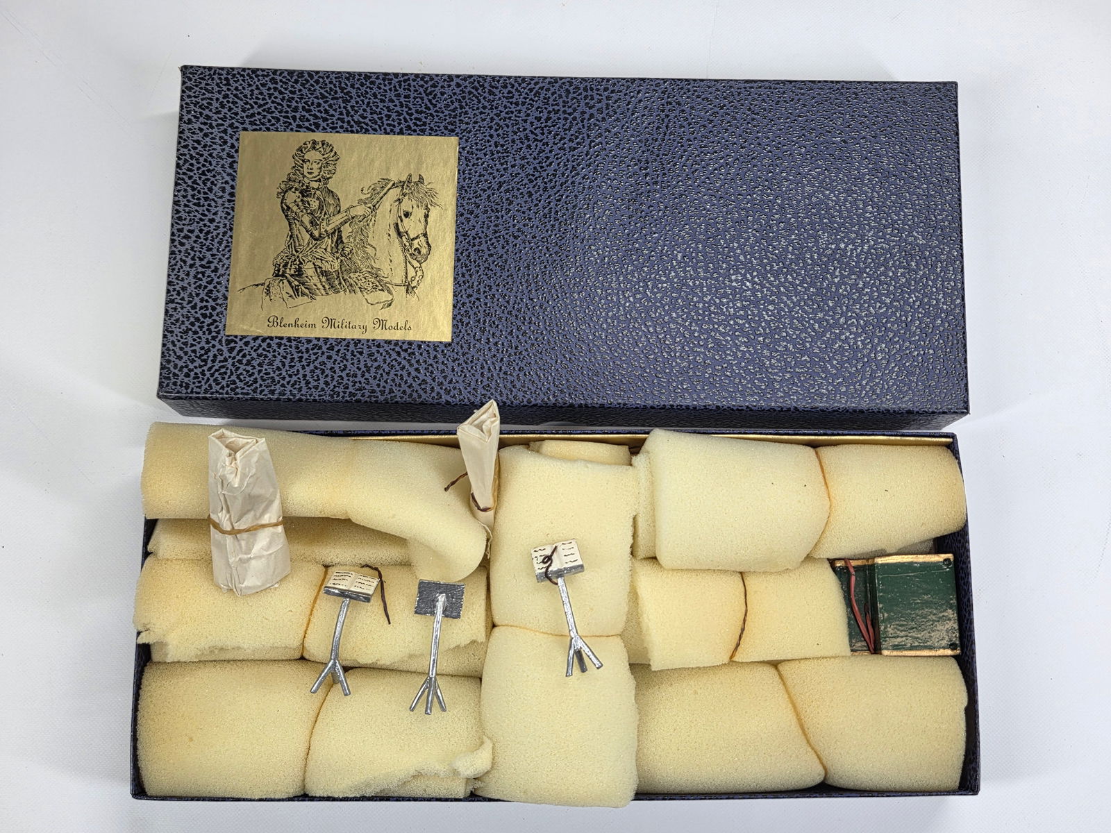 BLENHEIM MODELS STANDS & PODIUMS (1 of 4)