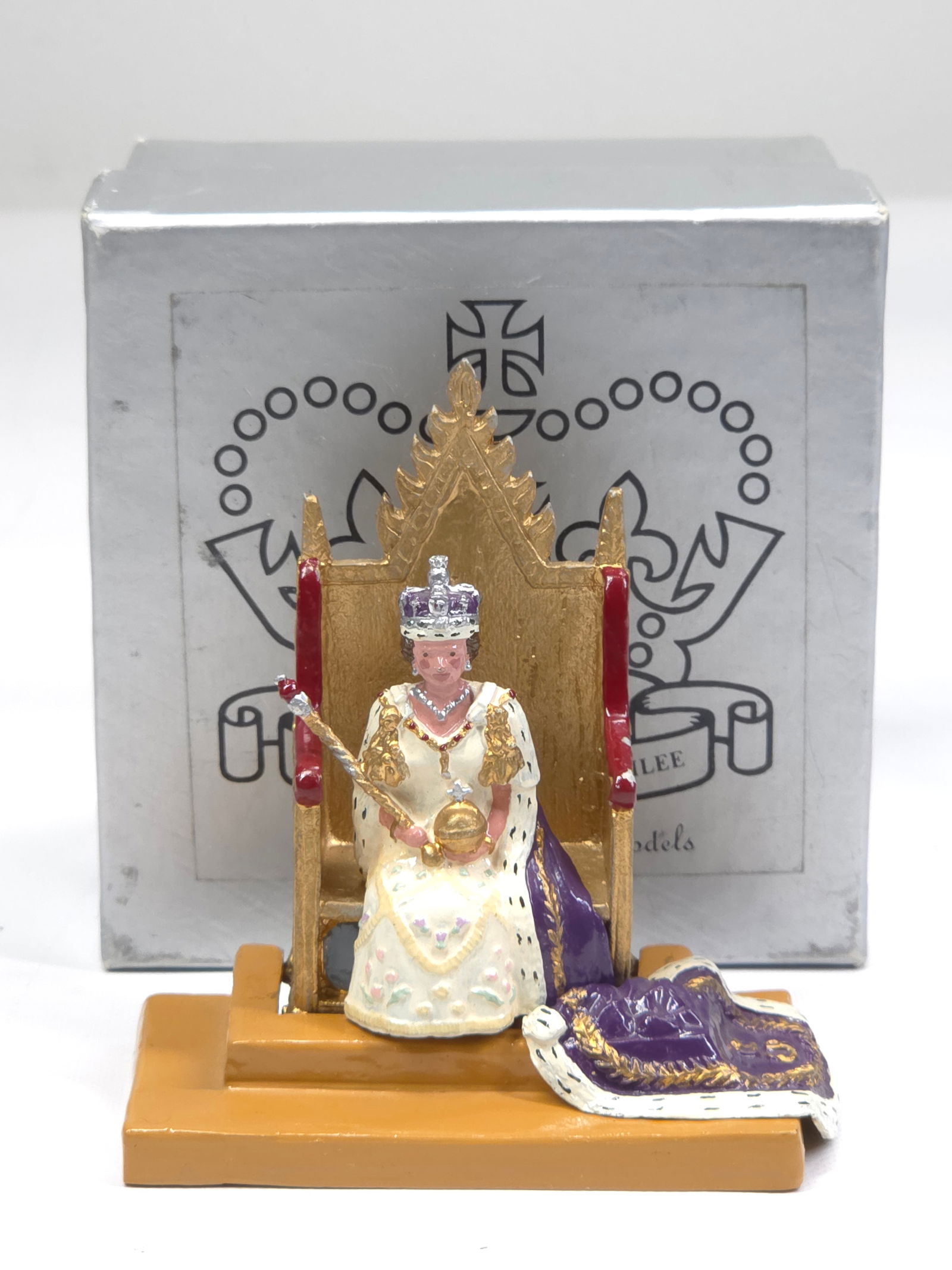 BLENHEIM MODELS QUEEN RF ON THRONE (1 of 4)