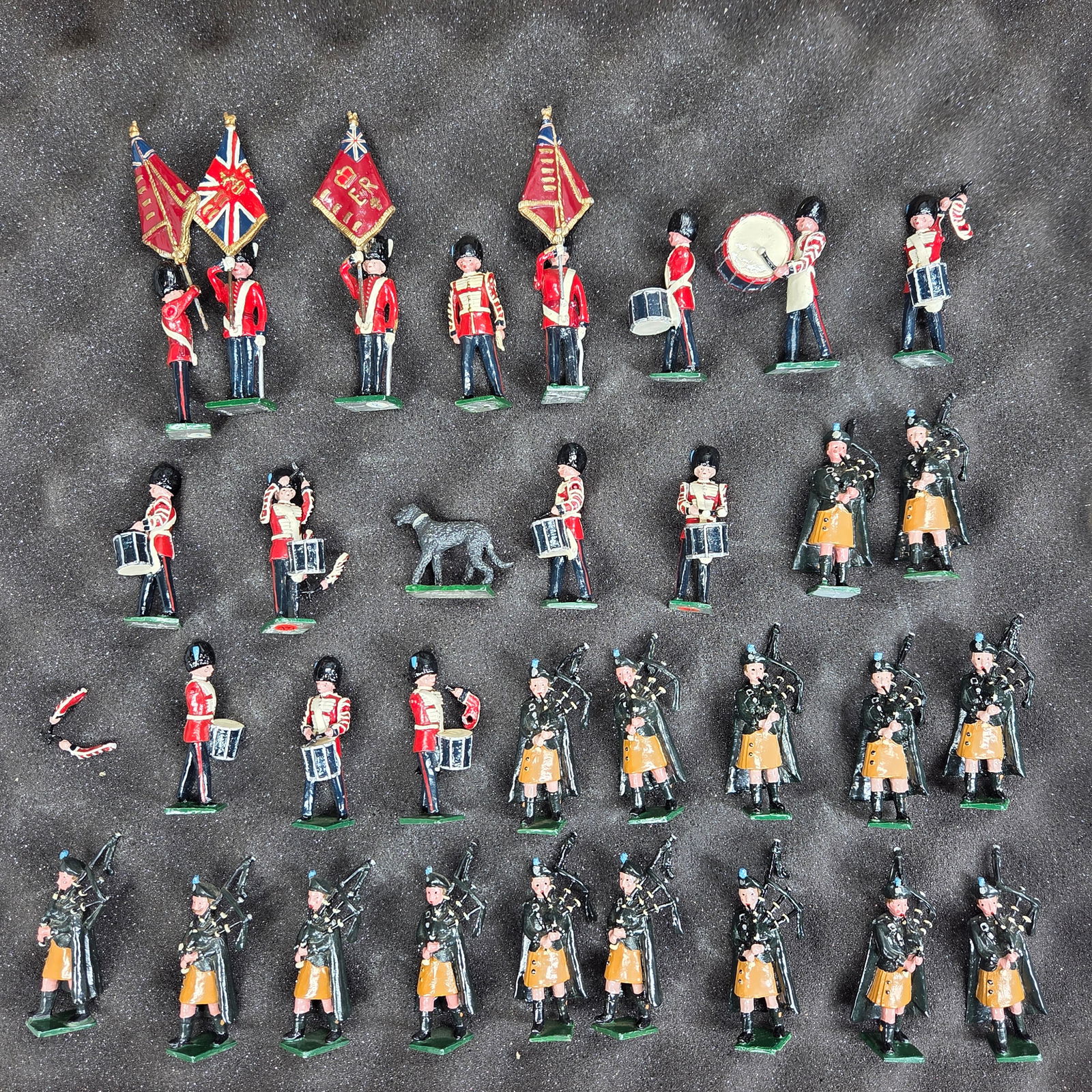 LARGE BLENHEIM MODELS DRUMS & PIPES SET W/ DOG: REMAINS IN VERY GOOD CONDITION WITH BOX.
