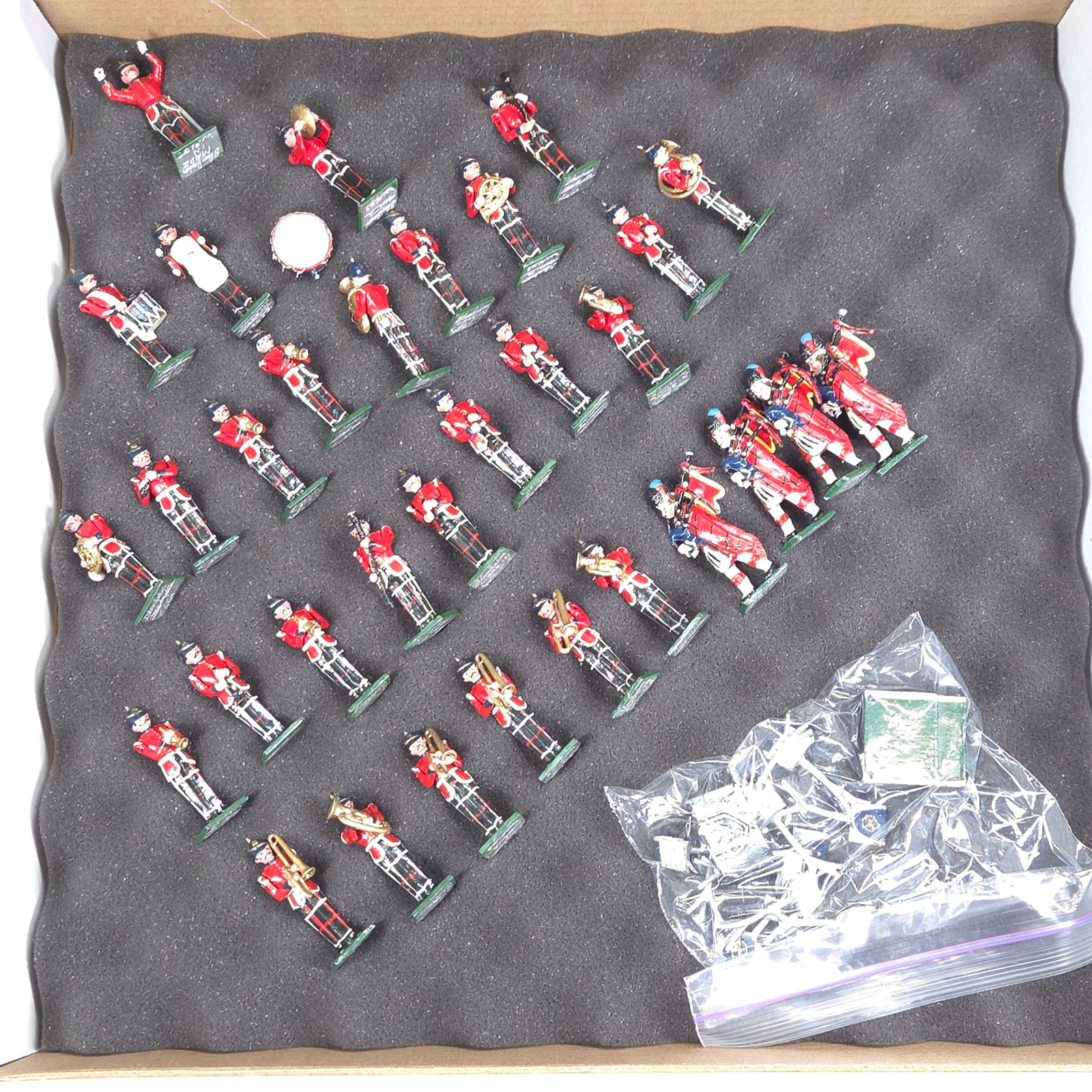 LARGE BLENHEIM MODELS SCOTS BAND SET W/ STANDS (1 of 8)