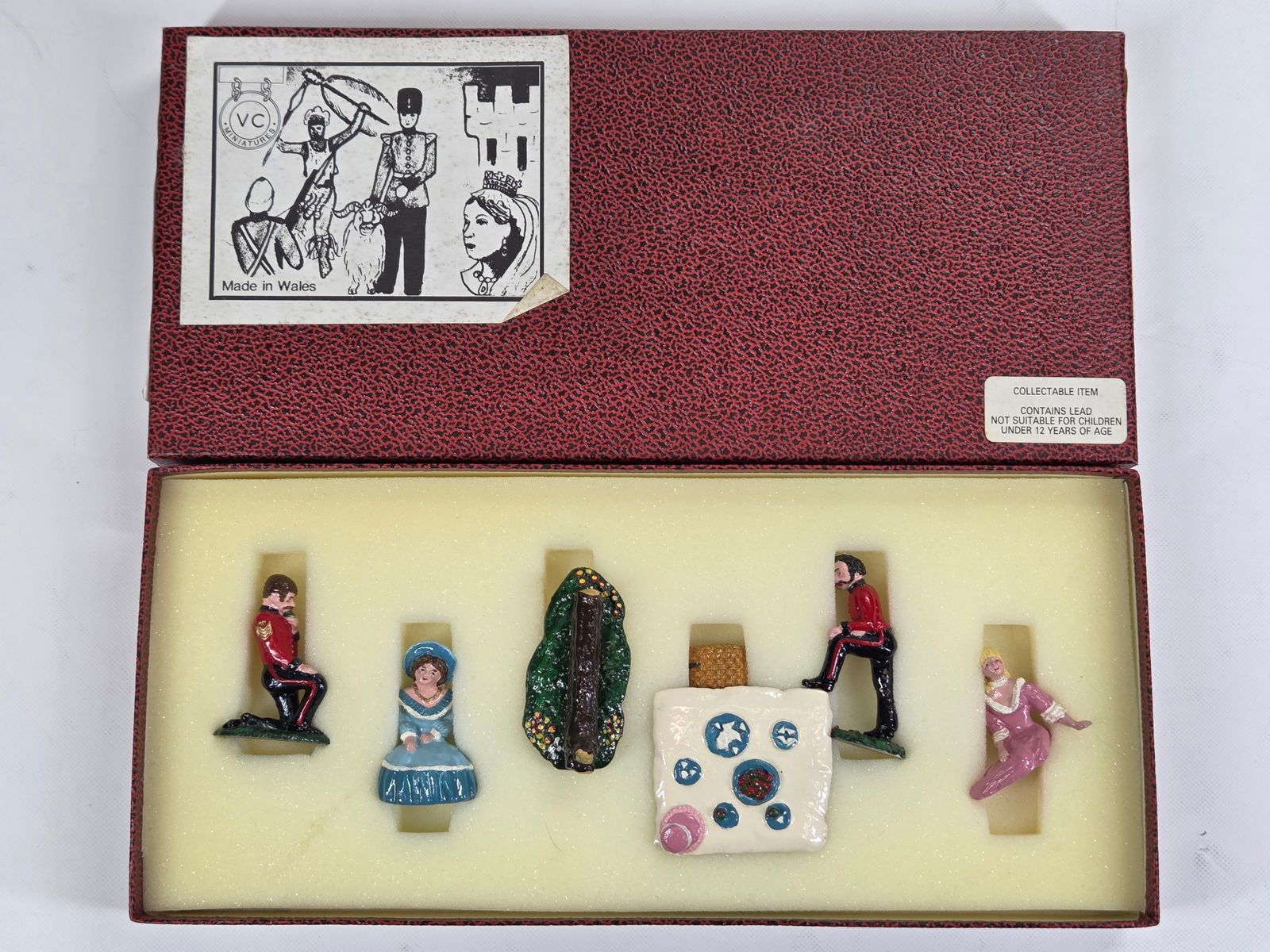 VC MINIATURES THE PICNIC SET (1 of 3)