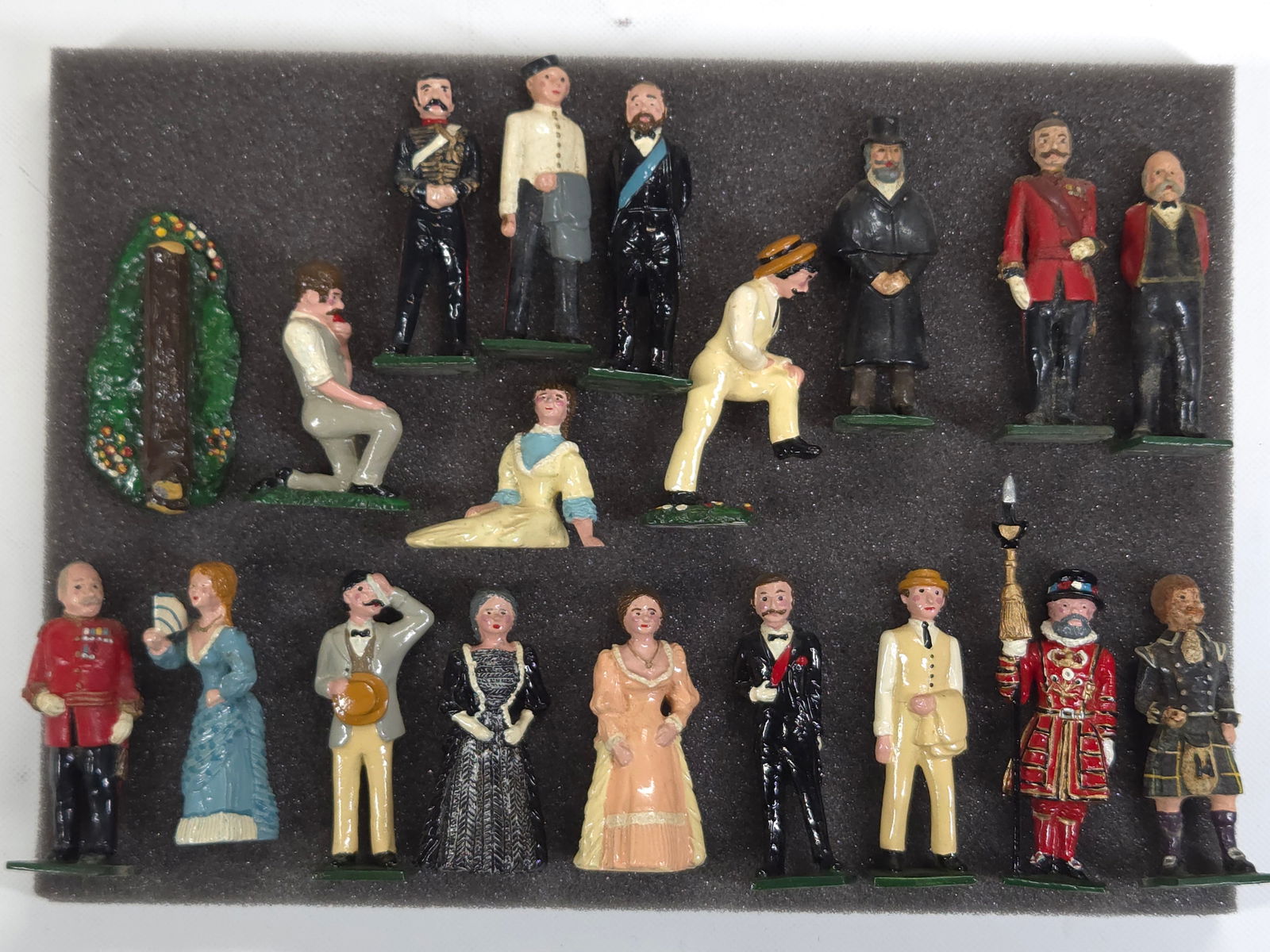 VARIOUS VC MINIATURE LEAD SOLDIERS FIGURES (1 of 6)