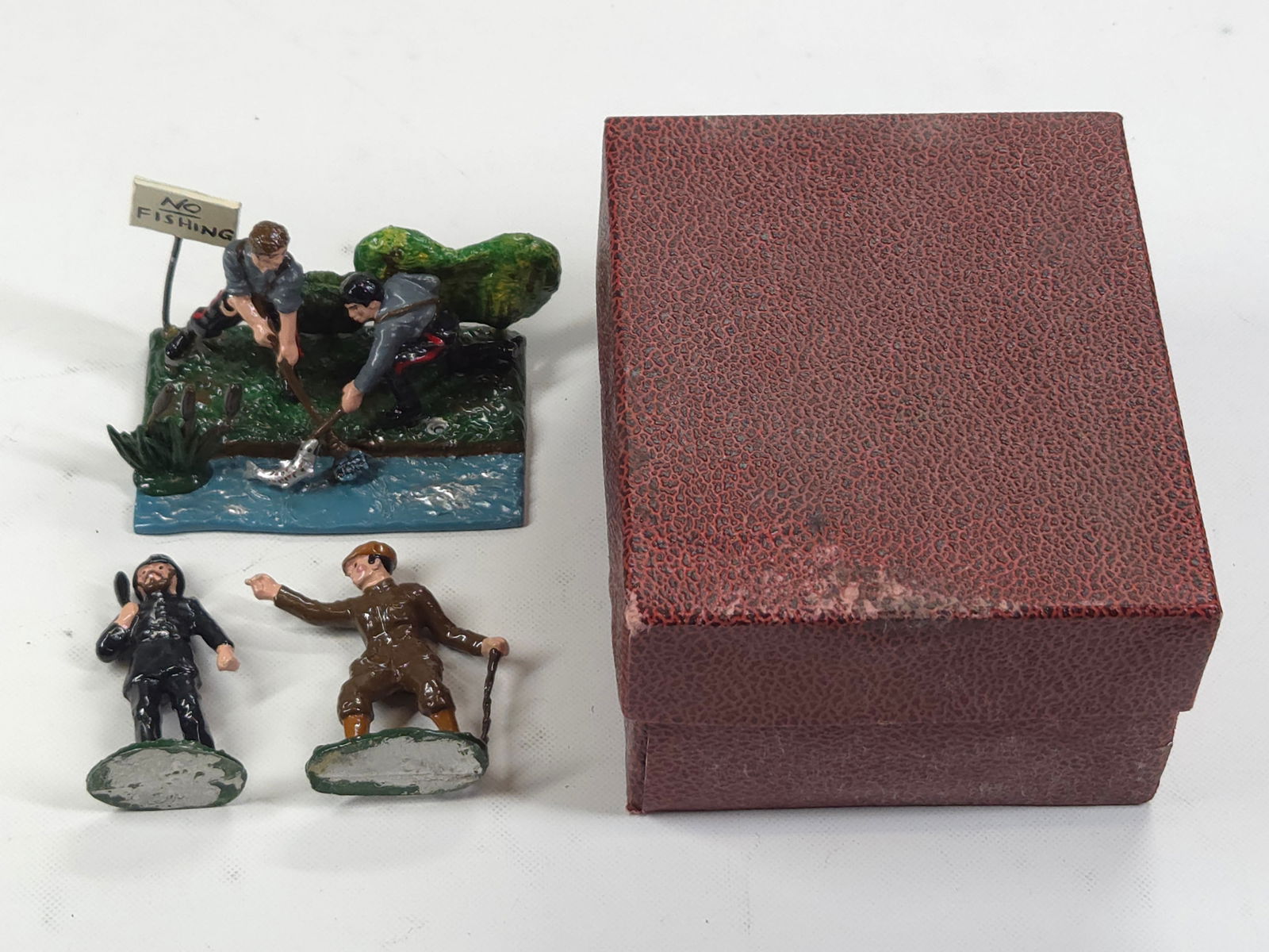 VC MINIATURES - NO FISHING SET W/ POLICE: REMAINS IN VERY GOOD CONDITION WITH BOX.