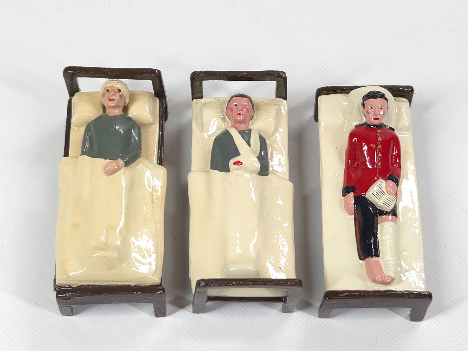 VC MINIATURES - HOSPITAL FIGURES: REMAINS IN VERY GOOD CONDITION WITH BOX.