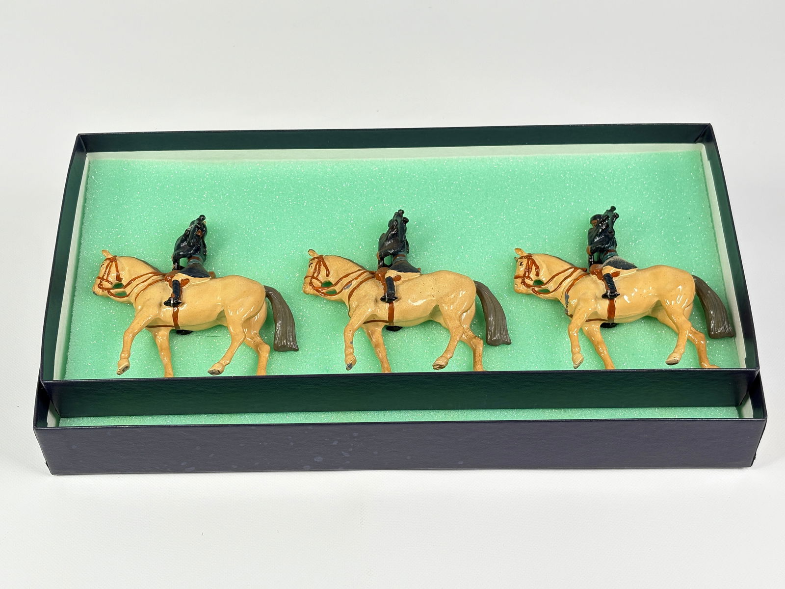 MARLBOROUGH 3-PIECE MOUNTED BAND SET (1 of 4)