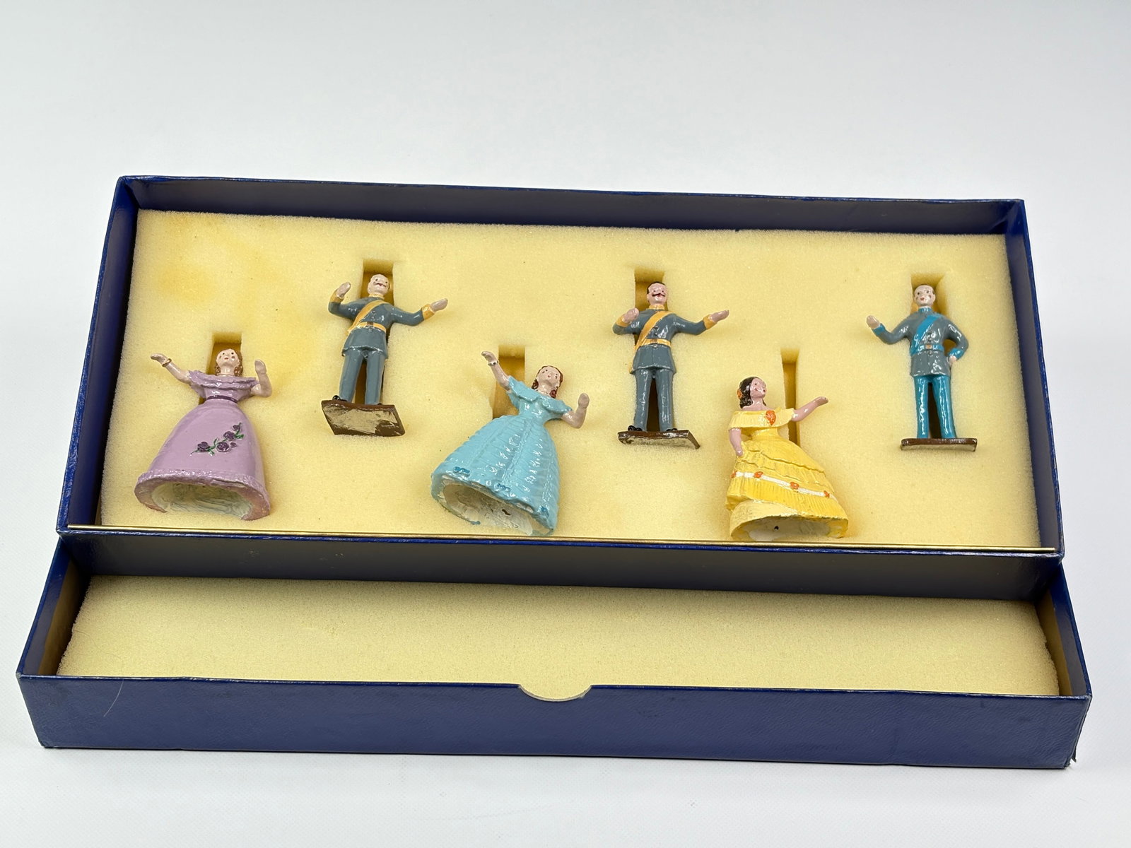 MARLBOROUGH MILITARY DANCING BALLROOM SET: REMAINS IN VERY GOOD CONDITION WITH INCORRECT BOX.